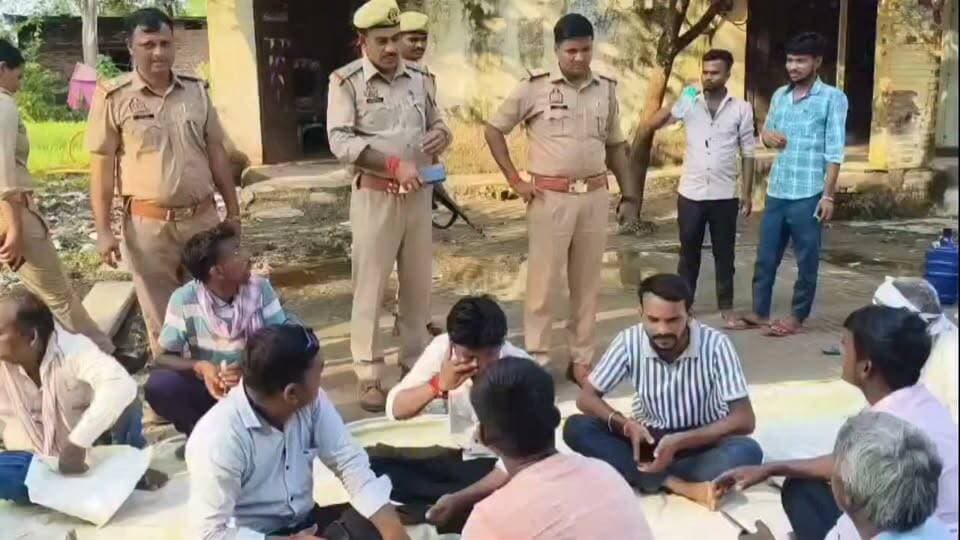 #कौंधियारा क्षेत्र में बदहाल विद्युत व्यवस्था के खिलाफ किसानों का प्रदर्शन।।
#kisanektazindabaad #KisanNews