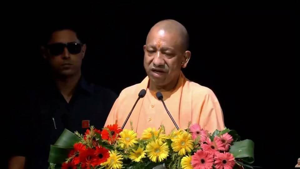 आदरणीय प्रधानमंत्री जी के 76वें जन्मदिवस पर वाराणसी में 'सेवा संकल्प अभियान' के शुभारंभ कार्यक्रम में माननीय मुख्यमंत्री योगी आदित्यनाथ जी का संबोधन
परिवर्तन उस नारी गरिमा के साथ देखा जा सकता है, जिस नारी को संकोचवश घर मे शौचालय न होने के कारण अंधेरे का इंतजार करना पड़ता था। स्वच्छ भारत मिशन अंतर्गत भारत मे बने 12 करोड़ शौचालय उस नारी गरिमा के प्रतीक है,यह यात्रा उसी कहानी को बताने के लिए निकल रही है। यह यात्रा उन नौजवानों के लिए है,जिस नौजवान को बिना किसी सिफारिश, बिना किसी लेन देन के आज उसकी योग्यता अनुसार उसे नौकरी प्राप्त हो रही है।
#CMYogiAdityanath