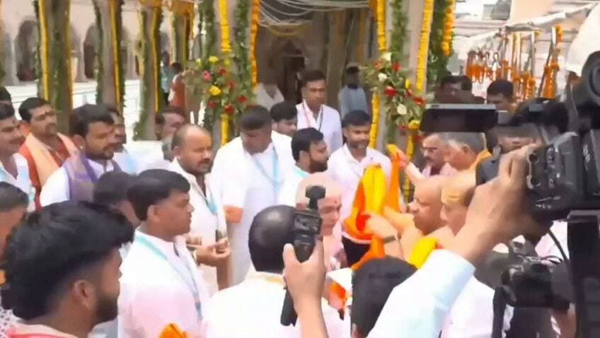 काशी में स्वच्छता प्रहरियों का सम्मान करते माननीय मुख्यमंत्री योगी आदित्यनाथ जी
#PMModiji