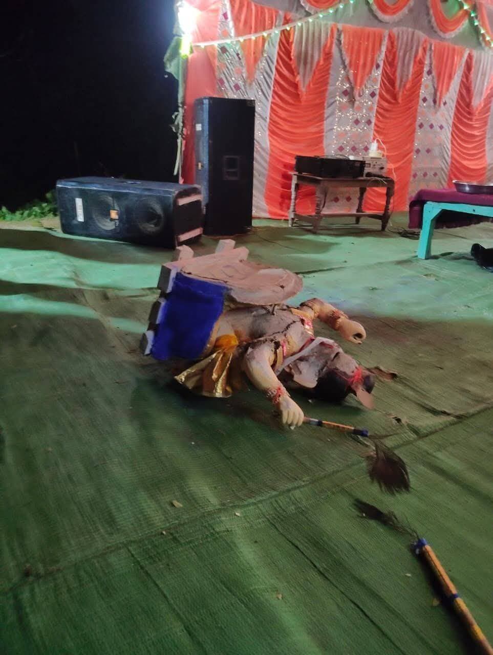गणेश प्रतिमा खंडित करने के मामले में तीन आरोपी गिरफ्तार, डीजे की आवाज कम करने को लेकर विवाद की बात
टीकमगढ़। देहात थाना क्षेत्र के मवई गांव में गणेश प्रतिमा खंडित किए जाने के मामले में पुलिस ने कार्रवाई करते हुए तीन आरोपियों को गिरफ्तार किया है। पुलिस ने बुधवार देर रात तीनों आरोपियों को पकड़कर थाने में लाया। मामले में आयोजन समिति के सदस्य अनिल अहिरवार की शिकायत पर एफआईआर दर्ज की गई है।
जानकारी के अनुसार, बुधवार रात मवई गांव में गणेश उत्सव के दौरान प्रतिमा खंडित किए जाने की घटना सामने आई थी। घटना के बाद गांव में तनाव की स्थिति बन गई और लोगों ने पुलिस से कार्रवाई की मांग की। शिकायत के आधार पर देहात थाना पुलिस ने मामले की जांच शुरू की।
पुलिस के अनुसार, गिरफ्तार आरोपियों की पहचान प्रकाश अहिरवार, मनोज अहिरवार और भागचंद अहिरवार के रूप में हुई है। तीनों को सगे भाई बताया जा रहा है। प्रारंभिक जानकारी में प्रतिमा खंडित करने के पीछे डीजे की आवाज कम करने को लेकर विवाद की बात सामने आई है। हालांकि, विवाद की पूरी परिस्थितियों और घटना में आरोपियों की भूमिका को लेकर पुलिस की जांच जारी है।
आयोजन समिति के सदस्य अनिल अहिरवार की शिकायत पर पुलिस ने संबंधित धाराओं में मामला दर्ज किया है। पुलिस ने आरोपियों को गिरफ्तार कर आगे की कार्रवाई शुरू कर दी है। घटना के बाद पुलिस गांव में स्थिति पर नजर बनाए हुए है।
स्थानीय लोगों का कहना है कि गणेश उत्सव के दौरान इस तरह की घटना से श्रद्धालुओं में नाराजगी है। लोगों ने दोषियों के खिलाफ उचित कार्रवाई की मांग की है। पुलिस का कहना है कि मामले में उपलब्ध साक्ष्यों और शिकायत के आधार पर जांच की जा रही है। जांच के बाद घटना से जुड़े अन्य तथ्यों का खुलासा हो सकेगा।