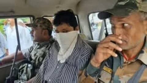 चतरा : ACB ने राजस्व कर्मचारी सतीश कुमार को रिश्वत लेते गिरफ्तार किया
चतरा : चतरा सदर अंचल में भ्रष्टाचार के खिलाफ एंटी करप्शन ब्यूरो (ACB) ने मंगलवार को एक महत्वपूर्ण कार्रवाई की। दोपहर करीब 12:45 बजे ACB की टीम ने राजस्व कर्मचारी सतीश कुमार को म्यूटेशन कराने के एवज में 10 हजार रुपये रिश्वत लेते रंगेहाथ पकड़ लिया।
पकड़े जाने के बाद ACB टीम ने सतीश कुमार को अपने साथ ले जाकर मामले की जांच शुरू कर दी है। आरोपी कर्मचारी के खिलाफ आगे की कानूनी कार्रवाई की जा रही है। इस कार्रवाई से भ्रष्टाचार के खिलाफ कड़ी लड़ाई जारी रहने का संदेश मिला है।