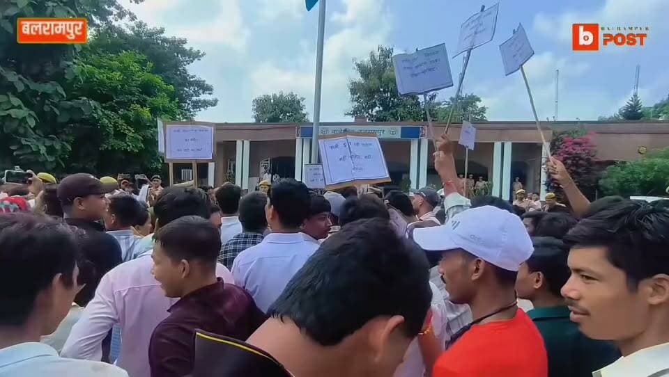 बलरामपुर: थारू कल्याण समिति ने जाति प्रमाण-पत्रों में कथित फर्जीवाड़े के खिलाफ उठाई आवाज, आंदोलन की चेतावनी
बलरामपुर। थारू कल्याण समिति, बलरामपुर की ओर से जारी प्रेस विज्ञप्ति में पूर्वांचल के विभिन्न जनपदों में अनुसूचित जनजाति के जाति प्रमाण-पत्र कथित रूप से फर्जी तरीके से बनाए जाने का आरोप लगाया गया है। समिति ने इस मामले में शासन-प्रशासन से तत्काल कार्रवाई की मांग की है।
समिति का आरोप है कि गोरखपुर, महराजगंज, कुशीनगर, देवरिया, बलिया, मऊ, आजमगढ़, जौनपुर, वाराणसी, गाजीपुर, संतकबीरनगर, सिद्धार्थनगर एवं बस्ती सहित कई जनपदों में भुजवा, भूज, भड़भूजा, कहार एवं कश्यप समुदाय के कुछ लोगों द्वारा कथित तौर पर गोंड अनुसूचित जनजाति के जाति प्रमाण-पत्र कूटरचित ढंग से बनवाए जा रहे हैं।
प्रेस विज्ञप्ति में कहा गया है कि यदि ऐसे प्रमाण-पत्र बनाए जा रहे हैं तो इससे वास्तविक रूप से गोंड समुदाय तथा थारू समुदाय के पात्र लोगों के अधिकार प्रभावित हो सकते हैं। समिति ने आरोप लगाया कि कुछ मामलों में संबंधित लोगों को प्रमाण-पत्र बनवाने में सहयोग भी प्रदान किया जा रहा है।
समिति के अनुसार इस संबंध में जिलाधिकारी बलरामपुर के माध्यम से मुख्यमंत्री उत्तर प्रदेश सरकार को ज्ञापन देने की बात कही गई है। साथ ही शासन स्तर पर कार्रवाई की मांग की जाएगी।
प्रेस विज्ञप्ति में यह भी कहा गया है कि यदि एक माह के भीतर कथित रूप से फर्जी जाति प्रमाण-पत्र बनाए जाने पर रोक नहीं लगाई गई, तो समिति की ओर से बड़े आंदोलन की चेतावनी दी गई है। समिति ने इसके लिए सरकार एवं प्रशासन को जिम्मेदार ठहराने की बात कही है।
बताया गया कि थारू कल्याण समिति, बलरामपुर के बैनर तले आयोजित ज्ञापन/प्रदर्शन कार्यक्रम में समिति के संरक्षक, पदाधिकारियों, युवा मोर्चा एवं समाज के लोगों सहित बड़ी संख्या में लोग मौजूद रहे।
नोट: उपरोक्त खबर में जाति प्रमाण-पत्रों में फर्जीवाड़े से जुड़े आरोपों को समिति के प्रेस विज्ञप्ति के आधार पर लिखा गया है। संबंधित विभाग/प्रशासन का पक्ष प्राप्त होने पर उसे भी खबर में शामिल किया जा सकता है।