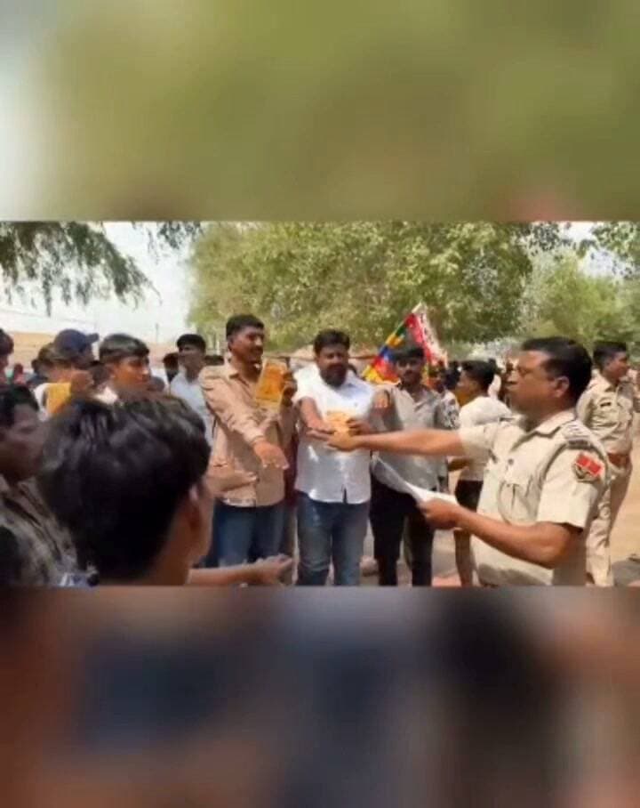 ANTF के आईजी विकास कुमार के निर्देश पर ANTF की टीम और से रामदेवरा जाने वाले यात्रियों को नशा मुक्ति का दिलाया संकल्प।
Vikas Kumar IPS BJP Rajasthan Rajasthan Police Jodhpur Police Jaipur Police