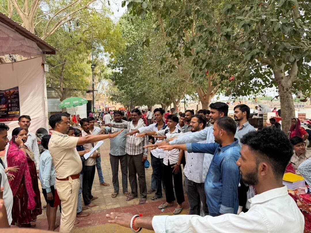 ANTF के आईजी विकास कुमार के निर्देश पर ANTF की टीम और से रामदेवरा जाने वाले यात्रियों को नशा मुक्ति का दिलाया संकल्प।
Vikas Kumar IPS Rajasthan Police Jodhpur Police Jaipur Police