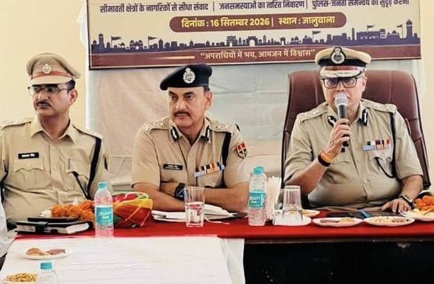 अंतरराष्ट्रीय सीमा की सुरक्षा और सीमावर्ती गांवों के विश्वास को मजबूत करने की दिशा में राजस्थान पुलिस का प्रयास।
महानिदेशक पुलिस,राजस्थान राजीव कुमार शर्मा ने फलोदी व जैसलमेर के सीमावर्ती क्षेत्रों का दौरा कर BOP, थानों का निरीक्षण किया तथा ग्रामीणों से सीमा संवाद किया।