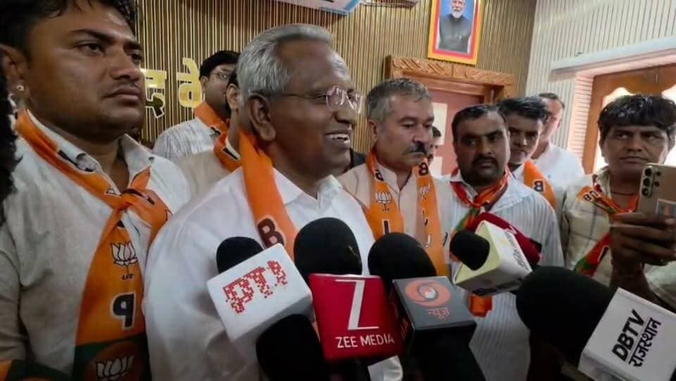चौहटन नगर पालिका में जीते निर्दलीय पार्षदों ने विधायक आदूराम मेघवाल को दिया समर्थन।
Aduram Meghwal BJP Rajasthan Swaroop Singh Khara Ravindra Singh Bhati Dr Priyanka Chaudhary