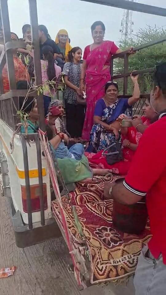 The Bikaner News की मित्र मंडली द्वारा पुनरासर रास्ते मे सेवा