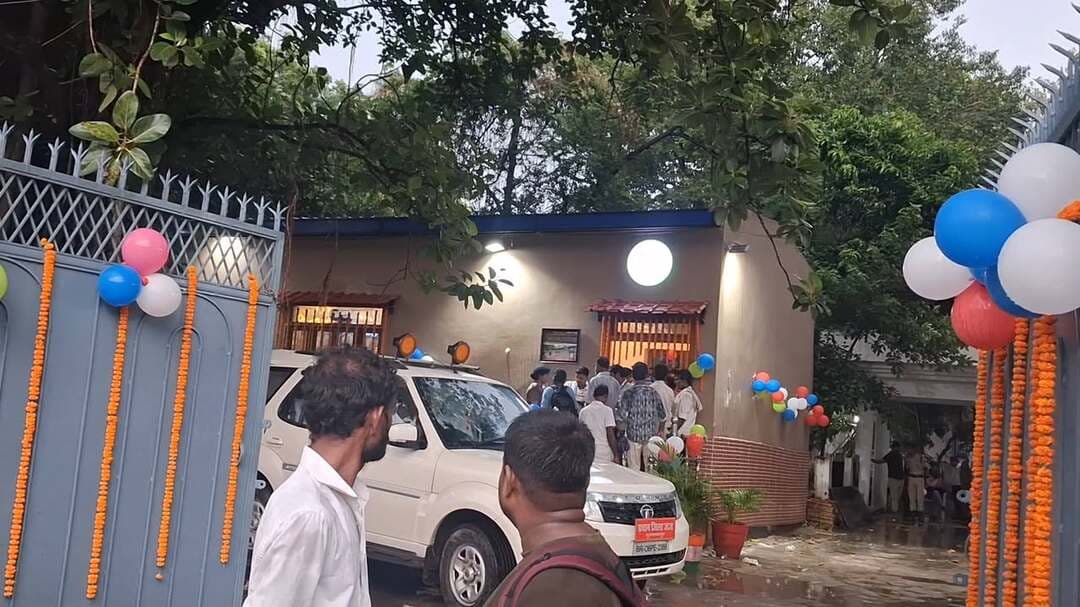 ⚖️ मुजफ्फरपुर कोर्ट में शुरू हुआ ‘मिट्टी कैफे’, स्वाद के साथ दिव्यांगजनों को मिलेगा सम्मान और रोजगार
मुजफ्फरपुर व्यवहार न्यायालय परिसर में बुधवार को जिला विधिक सेवा प्राधिकार के तत्वावधान में ‘मिट्टी कैफे’ अल्पाहार गृह की शुरुआत हुई। इसका उद्घाटन प्रधान जिला एवं सत्र न्यायाधीश श्वेता कुमारी सिंह, जिलाधिकारी कुमार गौरव और वरीय पुलिस अधीक्षक कांतेश कुमार मिश्रा ने संयुक्त रूप से किया। खास बात यह है कि यह कैफे केवल खान-पान की सुविधा नहीं, बल्कि दिव्यांगजनों को रोजगार, सम्मान और आत्मनिर्भरता का अवसर देने की पहल है। प्रधान जिला एवं सत्र न्यायाधीश ने बताया कि इसकी प्रेरणा सर्वोच्च न्यायालय की पहल से मिली है। कैफे में इंडियन स्नैक्स के साथ साउथ इंडियन और चाइनीज़ व्यंजन भी मिलेंगे। इसे ‘नो प्रॉफिट, नो लॉस’ के आधार पर संचालित किया जाएगा और कीमतें कम रखने का प्रयास होगा। न्यायिक अधिकारी, अधिवक्ता और मीडियाकर्मी कार्यक्रम में मौजूद रहे।
#TirhutNow #MuzaffarpurNews #MittiCafe #DivyangSashaktikaran #Muzaffarpur