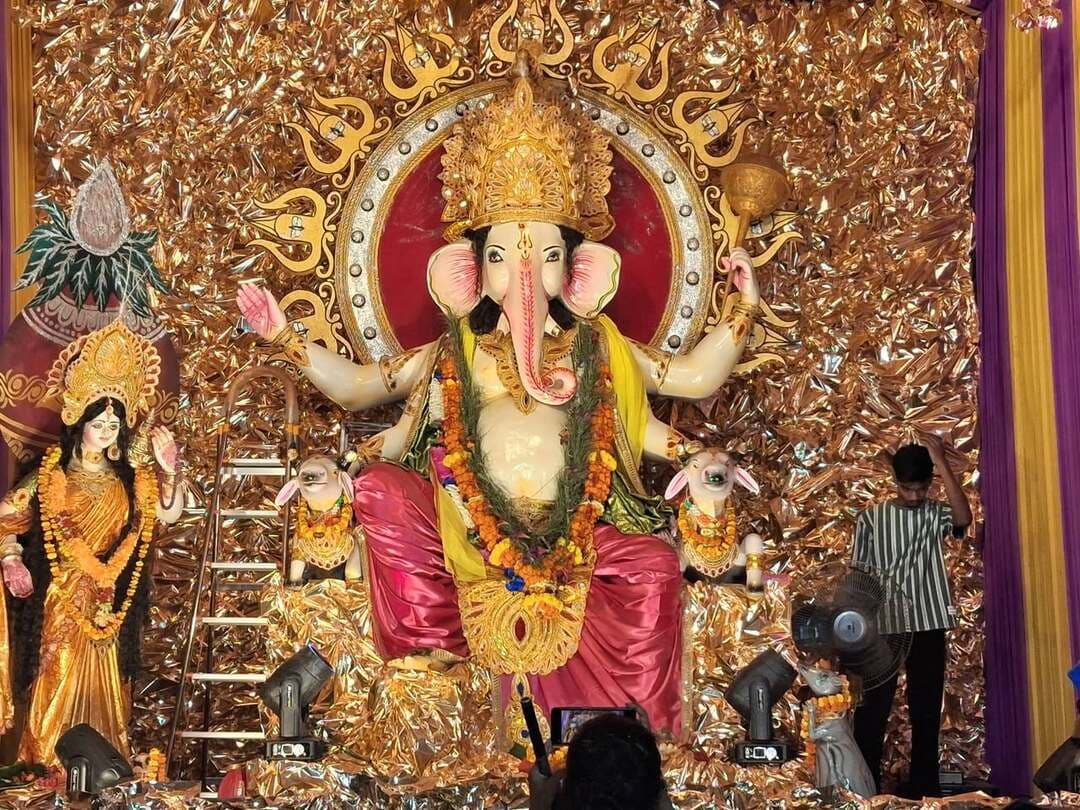 🪔 सरैयागंज में गूंज रहा गणपति बप्पा मोरया, लालबाग के राजा की तर्ज पर सजी भव्य प्रतिमा! 🙏
मुजफ्फरपुर के सरैयागंज में इन दिनों गणपति बप्पा की भक्ति का रंग छाया हुआ है। गौरी गणपति पूजा समिति, नवयुवक समिति सरैयागंज की ओर से इस वर्ष 18वें वर्ष गणेश पूजा उत्सव का भव्य आयोजन किया जा रहा है। 14 सितंबर से शुरू हुआ 10 दिवसीय उत्सव 24 सितंबर तक चलेगा। मुंबई के प्रसिद्ध लालबाग के राजा की तर्ज पर स्थापित भगवान गणेश की भव्य प्रतिमा श्रद्धालुओं के आकर्षण का केंद्र बनी हुई है। प्रतिमा को कोलकाता के कारीगरों ने तैयार किया है। समिति अध्यक्ष दिनेश बाबा के अनुसार, प्रतिदिन विशेष पूजा-अर्चना और धार्मिक अनुष्ठान हो रहे हैं। महाआरती के बाद सिंघाड़े के हलवा का भोग और प्रसाद वितरण किया जाएगा। 24 सितंबर को अनंत चतुर्दशी पर हवन व भंडारा होगा, जबकि 25 सितंबर को विधिवत प्रतिमा विसर्जन किया जाएगा। 🙏
#TirhutNow #GanpatiBappaMorya #MuzaffarpurNews #GaneshPuja #Saraiyaganj