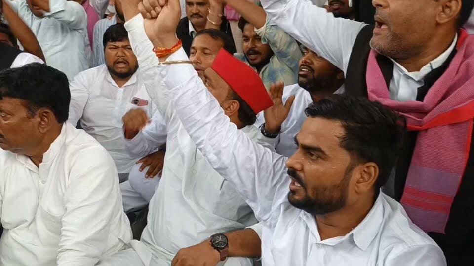 रायबरेली
एबीवीपी और सपा विवाद मामला
एबीवीपी और सपा कार्यकर्ता एसपी आफिस पहुंचे
दोनों संगठन के कार्यकर्ता जमकर कर रहे नारेबाजी
सपा विधायक शहर कोतवाली प्रभारी शिव शंकर सिंह को हटाने की कर रहे माँग
एसपी आफिस में भारी पुलिस बल तैनात
