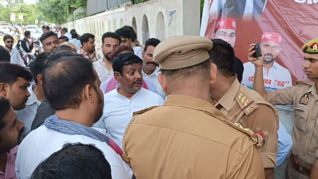 रायबरेली
सदस्यता अभियान को लेकर समाजवादी छात्र सभा और एबीवीपी आमने सामने
समाजवादी जिलाध्यक्ष वीरेन्द्र यादव और शहर कोतवाली प्रभारी से तीखी बहस
एबीवीपी कार्यकर्ताओं का आरोप सपा छात्रसभा के कार्यकर्ताओं ने की अभद्रता
एबीवीपी कार्यकर्ता सड़क और कॉलेज गेट पर धरने पर बैठे
सीओ आशीष निगम, सिटी मजिस्ट्रेट राम अवतार एसडीएम सदर गौतम सिंह मौके पर