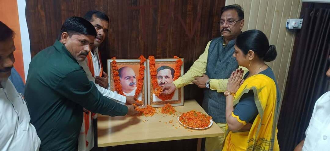 तिलहर/शाहजहांपुर
====
प्रधानमंत्री के जन्म दिवस
पर कार्यक्रम आयोजित।
=====
विवेक शर्मा (अंशु)
ब्लॉक सभागार में प्रधानमंत्री के जन्म दिवस के अवसर पर राज्यसभा सांसद की अध्यक्षता में आशीर्वाद का दिया नामक कार्यक्रम आयोजित किया गया जिसमें सरकारी योजनाओं की जानकारी उपस्थित लोगों को दी गई।लाभार्थियों से अपने घरों के आगे दिया जलाने की अपील की गई।
गुरुवार को प्रधानमंत्री नरेंद्र मोदी के जन्म दिवस के अवसर पर ब्लॉक सभागार में राज्यसभा सांसद मिथिलेश कुमार की अध्यक्षता में आशीर्वाद का दिया नामक कार्यक्रम आयोजित किया गया जिसमें उपस्थित लोगों को प्रधानमंत्री के द्वारा किए गए विकास कार्यों और जनहित की योजनाओं के बारे में जानकारियां दी गई।
इस दौरान आम नागरिकों सहित जिन लोगों को सरकारी योजनाओं का लाभ मिला है उनसे प्रधानमंत्री के जन्म दिवस के अवसर पर हर्ष जताते हुए अपने घरों के आगे एक दिया जलाने का आवाहन किया गया।ब्लॉक प्रमुख कविता यादव ने कहा कि प्रधानमंत्री ने तीन तलाक खत्म कर महिलाओं को सम्मान देने का काम किया।राज्यसभा सांसद मिथिलेश कुमार ने कहा की प्रधानमंत्री के द्वारा सर्वसमाज को उनका सम्मान और उचित स्थान देने का काम किया गया है।कार्यक्रम का संचालन भाजपा नेता अरुण यादव चैनू के द्वारा किया गया।इस दौरान एडीओ पंचायत,अनिरुद्ध यादव,प्रेमपाल सिंह,रक्षपाल सिंह यादव,शैलेंद्र शर्मा मंटू,लल्ला यादव,बृजमोहन,सुधीर गंगवार,प्रीति राठौर आदि मौजूद रहे।
