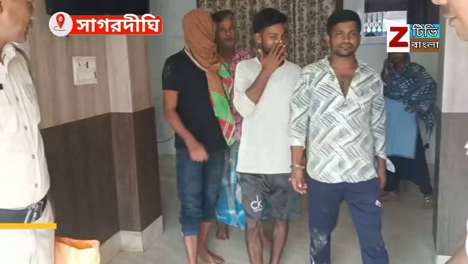 আইসিডিএসের চাকরি দেওয়ার নাম করে টাকা নেওয়ার অভিযোগে গ্রেফতার সাগরদিঘির পাটকেলডাঙা অঞ্চলের তৃণমূলের প্রধান মীরা খাতুনের স্বামী মুকতেয়াজুর হক ওরফে রনি সেখ