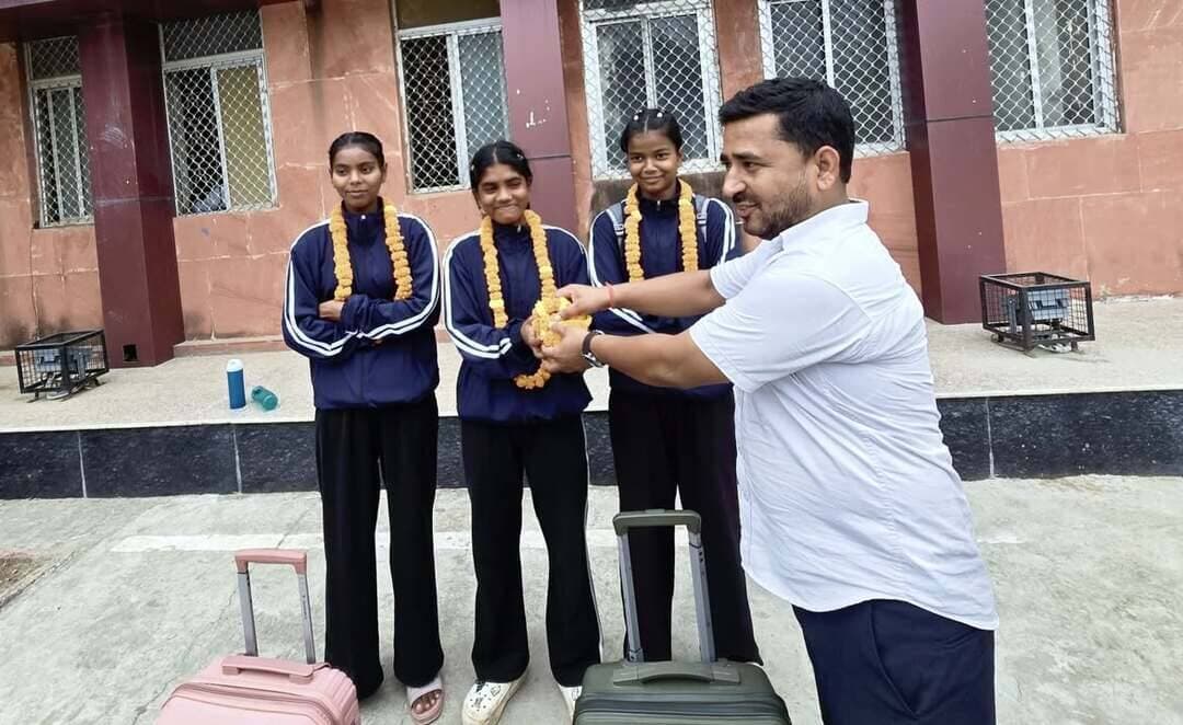 #बलिया #नेशनल #चैंपियनशिप खेलकर लौटीं #सोनाडीह की तीन बेटियों का बेल्थरारोड स्टेशन पर जोरदार स्वागत, #सभासद एवं #उद्योग #व्यापार प्रतिनिधि मंडल के नगर अध्यक्ष निलेश दीपू के नेतृत्व में फूल-मालाओं से हुआ अभिनंदन, सलोनी ने छत्तीसगढ़ के खिलाफ संभाली यूपी टीम की कप्तानी, बेटियों की उपलब्धि पर क्षेत्रवासियों ने जताया गर्व!
#followerseveryone #nonfollowersviewers #NationalFootballChampionship #ProudDaughters #Sonadih #BeltharaRoad #UttarPradeshFootball