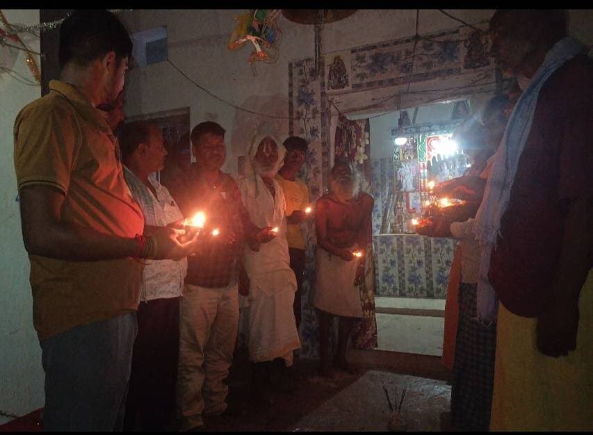 आज नरेंद्र मोदी जी का 77 वां जन्मदिन के अवसर पर इन्दरवा उत्तरवारी मंदिर प्रांगण में दिप जलाकर प्रधानमंत्री जी का जन्मदिवस समारोह आयोजित किया गया । जिसमें BJP के प्रखंड कोषाध्यक्ष पुनीत कुमार यादव, इन्दरवा पंचायत के बुथ नं. 40 के बुथ अध्यक्ष दिनेश यादव, परमेश्वर राय, सियाराम राय, रामदास यादव, किशोरी राय , उपेन्द्र राय , मुकेश कुमार यादव (पत्रकार) , विशुनदयाल पासवान, गिरधारी राम, खेन्हा राम ( पूर्व मुखिया) मौजूद रहे।।
#न्यू़जबिहारकीआवाज #newsbiharkiaawaj
#NarendraModi #modi #BJPGovernment