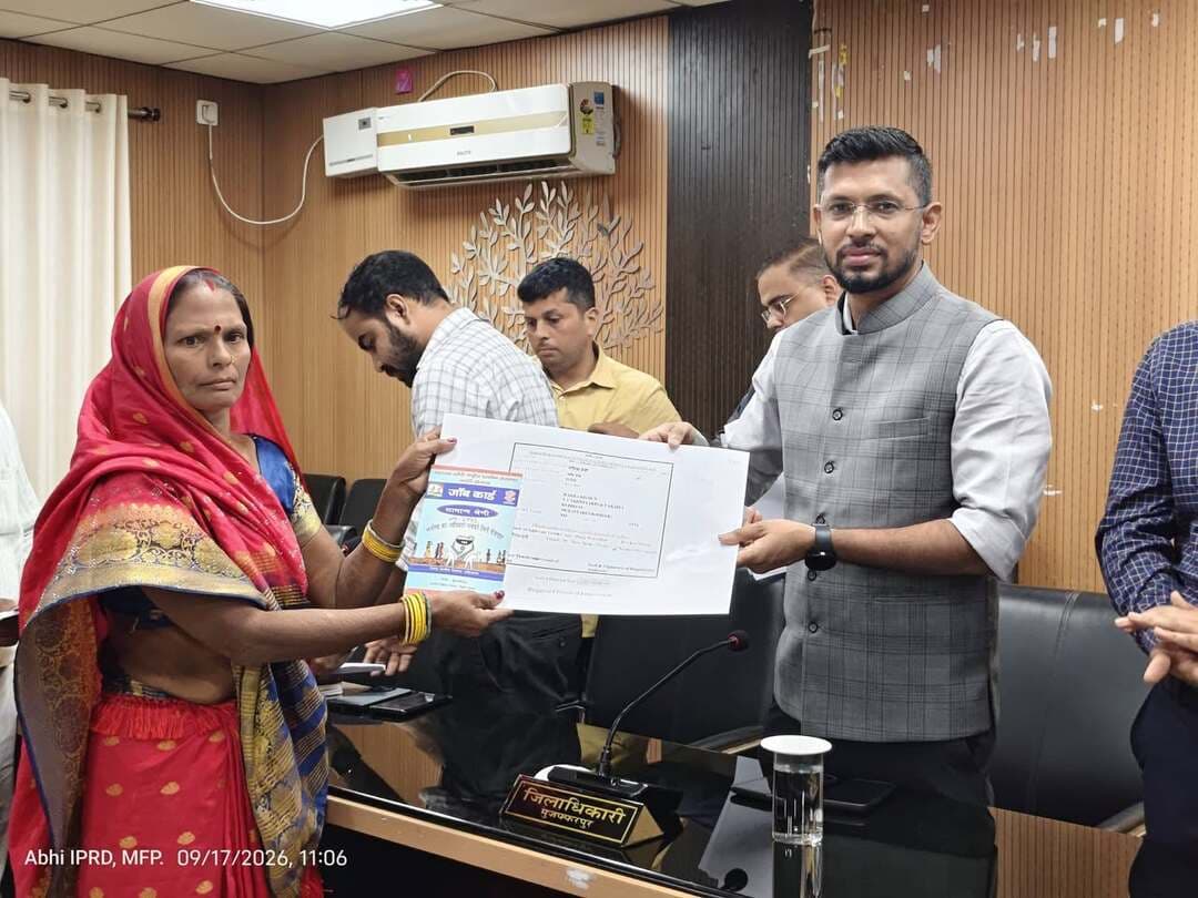 प्रधानमंत्री आवास योजना के लाभुकों को आवास की चाबी एवं द्वितीय किस्त का स्वीकृति पत्र वितरित*
VB-G RAM-G के तहत लाभुकों को जॉब कार्ड तथा 5 लाभुकों के बीच भूमि पर्चा का वितरण
जिलाधिकारी कुमार गौरव के द्वारा जिले में विभिन्न जनकल्याणकारी एवं आवासीय योजनाओं के लाभुकों के बीच लाभ का वितरण किया गया। इस अवसर पर प्रधानमंत्री आवास योजना-ग्रामीण के लाभुकों को नवनिर्मित आवास की चाबी प्रदान की गई। वहीं प्रधानमंत्री आवास योजना-शहरी के 07 लाभुकों को द्वितीय किस्त भुगतान हेतु स्वीकृति पत्र प्रदान किया गया।
कार्यक्रम के दौरान VB-G RAM-G योजना के तहत 10 लाभुकों को जॉब कार्ड भी वितरित किया गया। इसके अतिरिक्त 5 लाभुकों के बीच भूमि का पर्चा वितरित किया गया, जिससे उन्हें आवास निर्माण सहित अन्य योजनाओं का लाभ प्राप्त करने में सुविधा होगी।
जिलाधिकारी श्री कुमार गौरव ने लाभुकों को संबोधित करते हुए कहा कि सरकार की विभिन्न जनकल्याणकारी योजनाओं का उद्देश्य समाज के जरूरतमंद एवं वंचित परिवारों को मूलभूत सुविधाएं उपलब्ध कराकर उनके जीवन स्तर में सुधार लाना है। उन्होंने संबंधित अधिकारियों को निर्देश दिया कि पात्र लाभुकों को योजनाओं का लाभ पारदर्शी एवं समयबद्ध तरीके से उपलब्ध कराया जाए तथा किसी भी पात्र व्यक्ति को योजना के लाभ से वंचित नहीं रहने दिया जाए।
उन्होंने कहा कि पक्का आवास, रोजगार, भूमि एवं सामाजिक सुरक्षा से जुड़ी योजनाएं आमजन के जीवन में स्थायित्व एवं आत्मनिर्भरता लाने में महत्वपूर्ण भूमिका निभाती हैं। योजनाओं के क्रियान्वयन में पारदर्शिता, गुणवत्ता एवं समयबद्धता सुनिश्चित करना प्रशासन की प्राथमिकता है।
प्रधानमंत्री आवास योजना-ग्रामीण के तहत आवास पूर्ण करने वाले लाभुकों को चाबी सौंपे जाने से उनके अपने पक्के घर का सपना साकार हुआ। वहीं प्रधानमंत्री आवास योजना-शहरी के लाभुकों को द्वितीय किस्त की स्वीकृति मिलने से आवास निर्माण कार्य को आगे बढ़ाने में सहायता मिलेगी।
जिलाधिकारी ने अधिकारियों को निर्देश दिया कि आवास निर्माण से संबंधित योजनाओं की नियमित निगरानी की जाए तथा लाभुकों को आवश्यक सहयोग एवं मार्गदर्शन उपलब्ध कराया जाए। साथ ही जॉब कार्ड एवं भूमि पर्चा प्राप्त करने वाले लाभुकों को संबंधित योजनाओं से जोड़ते हुए उन्हें सरकारी योजनाओं का समुचित लाभ दिलाने की दिशा में आवश्यक कार्रवाई सुनिश्चित करने का निर्देश दिया।
कार्यक्रम के दौरान संबंधित विभागों के पदाधिकारी एवं कर्मी उपस्थित रहे। लाभुकों ने सरकार एवं जिला प्रशासन के प्रति आभार व्यक्त करते हुए योजनाओं से मिले लाभ को अपने परिवार के लिए महत्वपूर्ण बताया।
