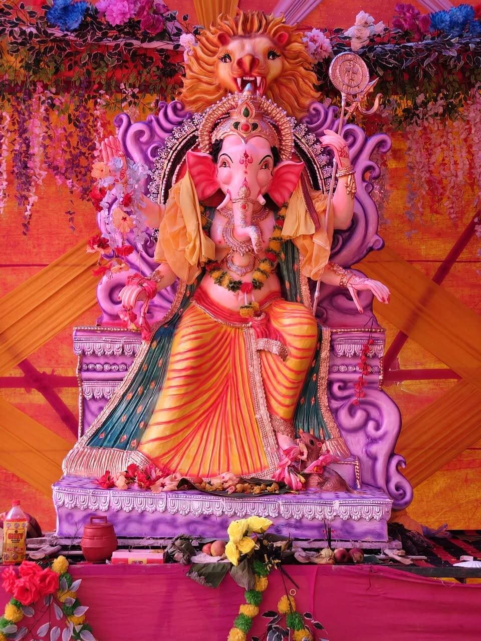 बलहा मनोरथ खलिहान में गणपति पूजा का आयोजन, श्रद्धालुओं ने की सुख-समृद्धि की कामना
बाजपट्टी (सीतामढ़ी)। बलहा मनोरथ खलिहान में नवयुवक गणपति पूजा समिति की ओर से गणपति पूजा का आयोजन किया गया है. पूजा-अर्चना का आयोजन 15 सितंबर से 19 सितंबर तक किया जा रहा है. इस दौरान भगवान गणेश की विधिवत पूजा-अर्चना कर क्षेत्र में सुख, शांति और समृद्धि की कामना की जा रही है.
पूजा कार्यक्रम में श्रद्धालुओं की सहभागिता देखने को मिल रही है. धार्मिक अनुष्ठान एवं पूजा-अर्चना में पंडित श्री अशोक मिश्रा जी और पंडित श्री दिलीप ठाकुर जी द्वारा सहयोग किया जा रहा है.
पूजा आयोजन को सफल बनाने में नवयुवक गणपति पूजा समिति के सदस्य अंकित ठाकुर, मोनू ठाकुर, सक्षम ठाकुर, साकेत ठाकुर, विवेक झा, विक्रम ठाकुर, राजा ठाकुर और दिव्यांशु ठाकुर सक्रिय भूमिका निभा रहे हैं. समिति सदस्यों ने बताया कि पूजा के दौरान श्रद्धालुओं की सुविधा और धार्मिक आयोजन को व्यवस्थित तरीके से संपन्न कराने के लिए सभी सदस्य मिलकर कार्य कर रहे हैं.
समिति की ओर से क्षेत्र के श्रद्धालुओं से गणपति पूजा में शामिल होकर भगवान गणेश का आशीर्वाद प्राप्त करने की अपील की गई है.