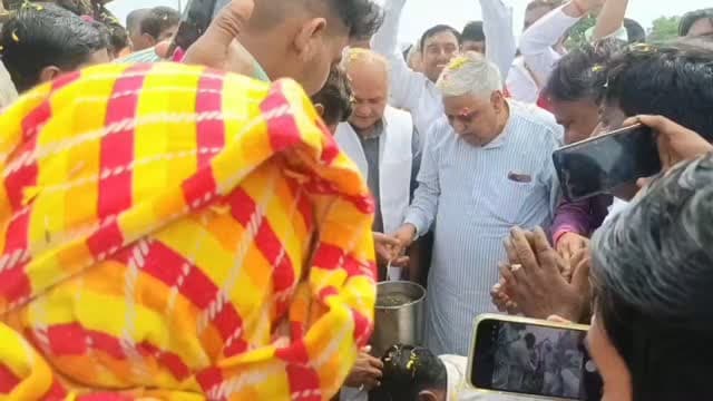 मुरैना - दिमनी में पीएम मोदी के जन्मदिन पर कार्यक्रम, नरेंद्र सिंह तोमर का स्वागत
मुरैना/दिमनी। प्रधानमंत्री नरेंद्र मोदी के जन्मदिन पर दिमनी टोल प्लाजा पर विशेष कार्यक्रम आयोजित हुआ। भाजपा जिला कार्यसमिति सदस्य हनुमंत सिंह तोमर थोगापुरा के नेतृत्व में कार्यकर्ताओं ने विधानसभा अध्यक्ष नरेंद्र सिंह तोमर का पुष्पमाला पहनाकर स्वागत किया। इस दौरान वृक्षारोपण भी किया गया। कार्यक्रम में सांसद शिवमंगल सिंह तोमर सहित भाजपा पदाधिकारी और कार्यकर्ता मौजूद रहे।