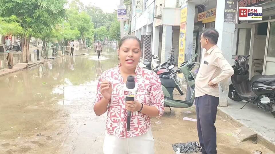 हिसार के सैणी मोहल्ले में जलभराव से लोग परेशान, खुद हटाना पड़ता है सीवरेज का ढक्कन
12-12 घंटे तक भरा रहता है पानी, सैणी मोहल्ले में लोग खुद कर रहे निकासी !