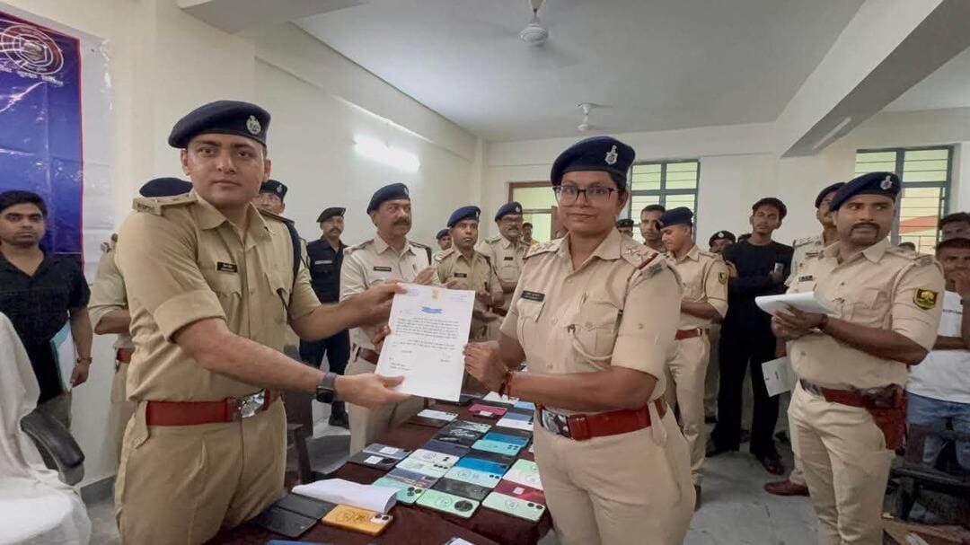 📍सहरसा पुलिस के बेहतरीन प्रदर्शन पर पदाधिकारी सम्मानित..
एक माह में 10 से अधिक कांडों का निष्पादन करने एवं बेहतर प्रदर्शन करने वाले सहरसा पुलिस के 7 पदाधिकारियों को पुलिस अधीक्षक विक्रम सिहाग ने प्रशस्ति पत्र देकर सम्मानित किया।
🏅 सम्मानित पदाधिकारी:
➡️ पु०नि० अजय पासवान — सदर थाना प्रभारी
➡️ पु०अ०नि० मदन पंडित — सदर थाना
➡️ पु०अ०नि० जितेन्द्र कुमार — सदर थाना
➡️ पु०नि० दीपकचन्द्र दास — साइबर थाना
➡️ पु०अ०नि० रौशन कुमार — नवहट्टा थाना
➡️ पु०अ०नि० राजदेव बेंडा — बैजनाथपुर थाना
➡️ पु०अ०नि० प्रीति कुमारी — सदर थाना
बेहतर अनुसंधान, त्वरित कार्रवाई और लंबित कांडों के निष्पादन को लेकर पुलिस पदाधिकारियों का उत्साहवर्धन किया गया। सहरसा पुलिस का संदेश—बेहतर कार्य करने वालों का सम्मान, अपराध नियंत्रण और प्रभावी पुलिसिंग को और मजबूती!
#Saharsa #SaharsaPolice #BiharPolice #Police #VikramSihaag #SaharsaNews #BiharNews #कोसीसमाचार