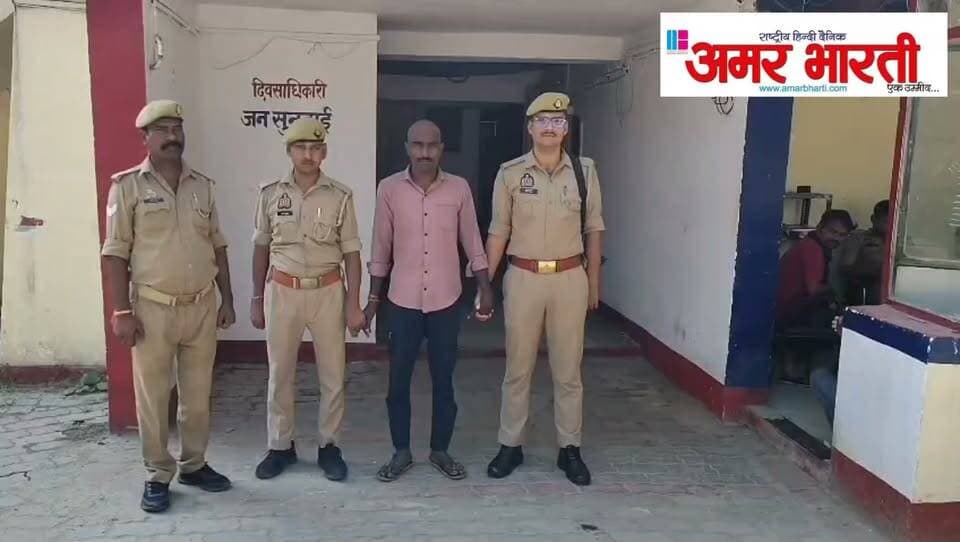 *तिंदवारी के छापर हत्याकांड का दूसरा आरोपी भी गिरफ्तार, थानाध्यक्ष संदीप पटेल की टीम को मिली सफलता*
*बांदा।* थाना तिंदवारी क्षेत्र के ग्राम छापर में 12/13 सितंबर की रात हुए युवक के ब्लाइंड मर्डर केस में पुलिस को एक और बड़ी सफलता मिली है। पुलिस ने इस हत्याकांड के दूसरे वांछित अभियुक्त को भी गिरफ्तार कर लिया है। कल पहले आरोपी को गिरफ्तार किया गया था।
पुलिस अधीक्षक पलाश बंसल के निर्देशन में थाना तिंदवारी पुलिस ने आज दिनांक 17.09.2026 को आरोपी *पवन उर्फ बल्ला पुत्र रामप्रकाश निवासी माटा थाना तिंदवारी* को गिरफ्तार किया।
गौरतलब है कि 13 सितंबर को ग्राम छापर में एक युवक का शव बरामद हुआ था। मामले में थाना तिंदवारी पर मुकदमा दर्ज कर एसपी द्वारा टीमों का गठन किया गया था। पुलिस ने घटनास्थल के भौतिक और वैज्ञानिक साक्ष्य, ऑपरेशन त्रिनेत्र के सीसीटीवी और पूछताछ के आधार पर कल पहले आरोपी अंकित उर्फ अंकुल को एसओजी के साथ मिलकर गिरफ्तार किया था।
अंकित से पूछताछ में दूसरे साथी पवन उर्फ बल्ला का नाम सामने आया था, जिसके बाद पुलिस ने आज उसे भी धर दबोचा।
*गिरफ्तारी करने वाली टीम -*
1. थानाध्यक्ष तिंदवारी संदीप पटेल
2. कांस्टेबल अमन मिश्रा
3. कांस्टेबल महेन्द्र प्रताप सिंह