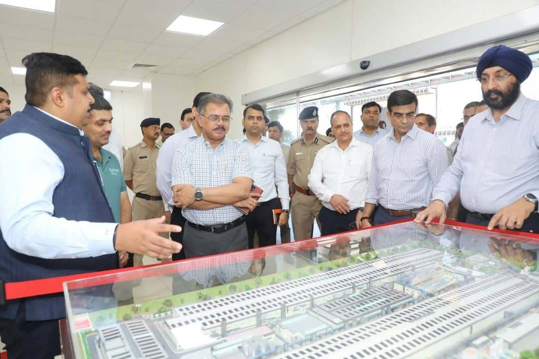 🔹सेवा संकल्प अभियान
🔹मुख्य सचिव श्री अशोक वर्णवाल ने नर्मदापुरम के औद्योगिक केंद्र मोहसा का निरीक्षण किया
🔹मुख्य सचिव ने उद्योगपतियों से किया संवाद
🔹स्थानीय लोगों को रोजगार में प्राथमिकता दे,
🔹ग्लोबल आई टी पार्क में प्रशिक्षण के लिए कंपनी अपने प्रशिक्षक भेजे
➡️ सेवा संकल्प अभियान के अंतर्गत मुख्य सचिव श्री अशोक वर्णवाल ने नर्मदा पुरम के मोहासा औद्योगिक केंद्र का निरीक्षण किया, इस दौरान सोलर पैनल बनाने वाली ग्रू सोलर कंपनी का निरीक्षण कर उद्योगपतियों से चर्चा भी की। इसके साथ ही ग्रू सोलर कंपनी की प्रोडक्शन यूनिट का भ्रमण कर जानकारी भी ली।
मुख्य सचिव श्री वर्णवाल ने कहा कि मोहासा में निवेश करने वाली कंपनी स्थानीय लोगों को रोजगार देने में प्राथमिकता दें, इसके लिए भी आईटीआई में उनके अनुसार आवश्यक कोर्स भी शुरू करेंगे इसके लिए वह अपनी आवश्यकताएं भी संभाग आयुक्त नर्मदापुरम को बता दें जिससे उन कोर्स को स्थानीय स्तर पर आईटीआई में शुरू किया जा सके।
मुख्य सचिव ने कंपनी के संचालक और अधिकारियों से संवाद करते हुये कहा कि ग्लोबल आईटी पार्क में भी इन कंपनियों से संबंधित कोर्स चालू कराए जाएंगे इसके लिए कंपनी अपने प्रशिक्षक भेज दे, वर्तमान में हमारे ग्लोबल आईटी पार्क में ढाई हजार बच्चों को प्रशिक्षण दिया जा रहा है, ग्लोबल आई टी पार्क में 10 हजार लोगों को कंपनीयो की आवश्यकता अनुसार प्रशिक्षण देने का कार्य करेंगे जिससे स्थानीय स्तर पर प्रशिक्षित लोगों को रोजगार उपलब्ध हो।
एमपीआईडीसी के संचालक श्री चंद्रमौली शुक्ला ने मोहासा औद्योगिक केंद्र के संबंध में बताया कि यहां पर 40 हजार लोगों को रोजगार मिलेगा और लगभग ₹ 28 हजार करोड़ का इन्वेस्टमेंट के आवेदन आ चुके है।
औद्योगिक संवाद के दौरान संभाग आयुक्त श्री श्रीकांत बनोठ, कलेक्टर श्री सोमेश मिश्रा, आईएनए सोलर, लैंडसमिल रिन्यूएबल, रेज ग्रीन एनर्जी, आईनॉक्स एयर प्रोडक्ट्स, ग्रेनटेक फूड्स, नेचर बायो फूड्स एवं ग्रू सोलर इंडस्ट्री के प्रतिनिधि, कैम्पा कोला के व्यवस्थापक और अन्य कंपनियों के अधिकारी भी इस संवाद में उपस्थित रहे।
#सेवा_संकल्प_अभियान #SevaSankalpAbhiyan
#narmadapuram CM Madhya Pradesh Dr Mohan Yadav Jansampark Madhya Pradesh General Administration Department, MP