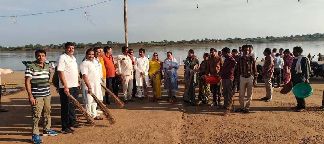 🔹सेवा संकल्प अभियान के तहत सांडिया नर्मदा सीताराम घाट पर चला स्वच्छता अभियान
🔹विधायक ठाकुरदास नागवंशी सहित जनप्रतिनिधियों एवं अधिकारियों ने किया श्रमदान,
➡️प्रधानमंत्री श्री नरेंद्र मोदी की 25 वर्ष सेवाकाल एवं जन्मदिवस के अवसर पर 17 सितंबर से 17 अक्टूबर तक सेवा संकल्प अभियान का संचालन किया जा रहा है। अभियान के तहत पिपरिया क्षेत्र में विभिन्न जनभागीदारी गतिविधियां आयोजित की जा रही हैं। इसी क्रम में गुरुवार को जनपद पंचायत पिपरिया द्वारा सांडिया स्थित नर्मदा सीताराम घाट पर विशेष स्वच्छता अभियान चलाया गया।
➡️ स्वच्छता अभियान में विधायक श्री ठाकुरदास नागवंशी सहित जनप्रतिनिधियों, अधिकारियों एवं कर्मचारियों ने सहभागिता करते हुए श्रमदान किया। अभियान के दौरान सभी ने मिलकर घाट एवं उसके आसपास के क्षेत्र की सफाई की तथा लगभग दो ट्रॉली कचरा एकत्रित कर उसका निस्तारण कराया।
➡️अभियान के दौरान घाट किनारे बिखरी पूजन सामग्री, पॉलिथीन, कपड़े एवं अन्य अपशिष्ट को हटाया गया। जनप्रतिनिधियों एवं अधिकारियों ने स्वयं श्रमदान करते हुए नागरिकों को स्वच्छता के प्रति जागरूक रहने का संदेश दिया।
➡️ विधायक श्री ठाकुरदास नागवंशी ने कहा कि पवित्र मां नर्मदा नदी को स्वच्छ रखना हम सभी का धर्म और सामूहिक जिम्मेदारी है। उन्होंने नागरिकों से नर्मदा घाटों को स्वच्छ रखने, नदी में कचरा एवं पूजन सामग्री न डालने तथा स्वच्छता के लिए मिलकर प्रयास करने की अपील की।
➡️ इस अवसर पर नगर पालिका अध्यक्ष श्रीमती नीना नागपाल, जनपद पंचायत उपाध्यक्ष श्रीमती कुसुमलता पटेल, सोशल वर्कर श्रीमती मीरा गढ़वाल, तहसीलदार श्री वैभव बैरागी, नायब तहसीलदार श्री नीरज बैंस, नोडल अधिकारी श्रीमती दीपिका लाहौरिया, श्री राम लल्लू सिंह जनपद, सरपंच श्री रामजी दीखत, श्री सुलभ गोयदानी सहित जनप्रतिनिधि, अधिकारी एवं कर्मचारी उपस्थित रहे।
#नर्मदापुरम #सेवा_संकल्प_अभियान #SevaSankalpAbhiyan Dr Mohan Yadav Jansampark Madhya Pradesh CM Madhya Pradesh General Administration Department, MP Department Of Revenue, Madhya Pradesh
