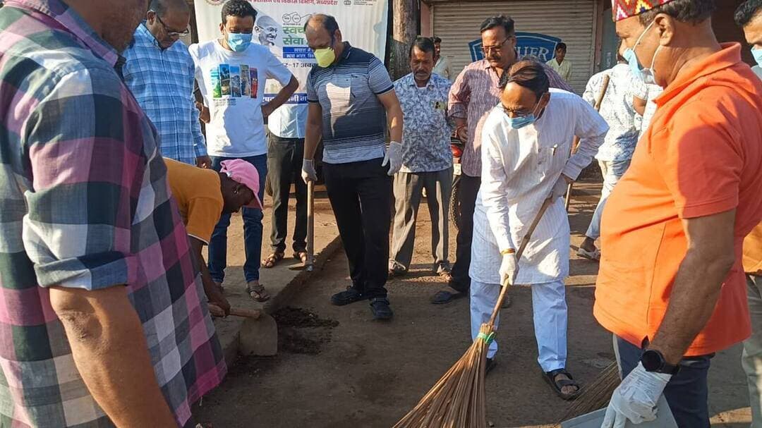 🔹सेवा संकल्प अभियान: सिवनी मालवा बस स्टैंड पर चला विशेष स्वच्छता अभियान
🔹विधायक सहित नपाध्यक्ष, एसडीएम ने किया श्रमदान*
➡️प्रधानमंत्री नरेंद्र मोदी के 25 वर्ष सेवाकाल पूर्ण होने तथा जन्मदिवस के अवसर पर संचालित सेवा संकल्प अभियान के तहत सिवनी मालवा विधानसभा क्षेत्र में 17 सितंबर से 17 अक्टूबर 2026 तक स्वच्छता अभियान चलाया जा रहा है। इसी क्रम में गुरुवार को सिवनी मालवा बस स्टैंड परिसर में विशेष स्वच्छता अभियान आयोजित किया गया।
अभियान में विधायक प्रेमशंकर वर्मा ने स्वयं साफ-सफाई कर श्रमदान किया। उन्होंने जनप्रतिनिधियों, अधिकारियों एवं नागरिकों के साथ मिलकर बस स्टैंड परिसर में जमा कचरा और गंदगी हटाई तथा सार्वजनिक स्थल को स्वच्छ बनाने में सहभागिता की।
विधायक प्रेमशंकर वर्मा ने कहा कि स्वच्छता हम सभी की सामूहिक जिम्मेदारी है। सार्वजनिक स्थानों को स्वच्छ और सुंदर बनाए रखने के लिए प्रत्येक नागरिक को अपनी जिम्मेदारी निभानी चाहिए। उन्होंने बताया कि 17 सितंबर से 17 अक्टूबर तक चलने वाले अभियान के दौरान विधानसभा क्षेत्र के विभिन्न स्थानों पर स्वच्छता गतिविधियां आयोजित कर लोगों को स्वच्छता के प्रति जागरूक किया जाएगा।
उन्होंने नागरिकों से अपील की कि कचरा निर्धारित स्थान पर ही डालें, सार्वजनिक स्थलों को स्वच्छ रखें और स्वच्छता अभियान में सक्रिय रूप से सहभागिता करें। उन्होंने कहा कि सामूहिक प्रयासों से सिवनी मालवा को स्वच्छ, सुंदर और स्वस्थ बनाने में मदद मिलेगी। इस अवसर पर जनप्रतिनिधिगण, अधिकारीगण एवं संबंधित विभागों के कर्मचारी उपस्थित रहे।
#सेवा_संकल्प_अभियान #SevaSankalpAbhiyan #AshirwadKaDiya
#narmadapuram CM Madhya Pradesh Dr Mohan Yadav Jansampark Madhya Pradesh General Administration Department, MP
Panchayat, Rural Development and Social Welfare Department of Madhya Pradesh Department of Culture, Madhya Pradesh