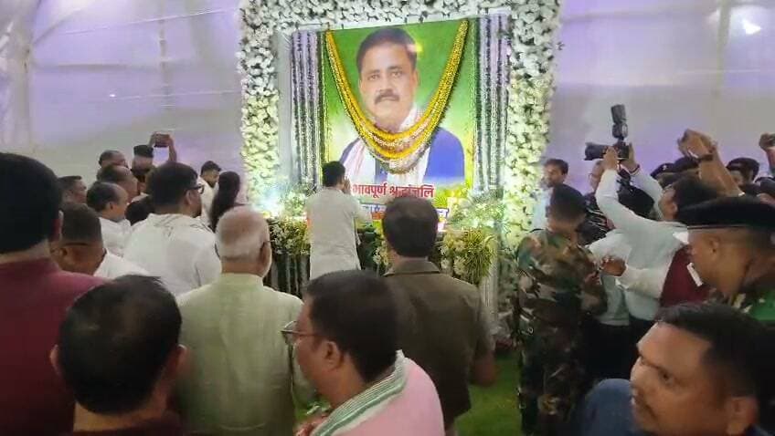 🙏 दिवंगत मंत्री सुदिव्य कुमार सोनू को मुख्यमंत्री हेमंत सोरेन ने दी श्रद्धांजलि
मुख्यमंत्री हेमंत सोरेन ने गिरिडीह पहुंचकर दिवंगत मंत्री सुदिव्य कुमार सोनू को श्रद्धांजलि अर्पित की। उन्होंने शोकाकुल परिजनों से मुलाकात कर अपनी संवेदना व्यक्त की।
#HemantSoren #हेमंतसोरेन #SudivyaKumarSonu #सुदिव्यकुमारसोनू #Giridih #गिरिडीह #JharkhandNews