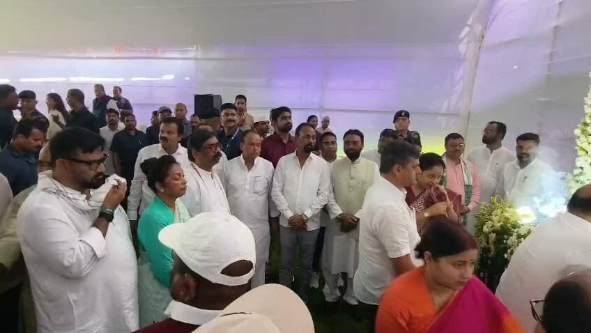 🚨 ब्रेकिंग न्यूज़ | गिरिडीह
सीएम हेमंत सोरेन पहुंचे गिरिडीह, दिवंगत मंत्री सुदिव्य कुमार सोनू के श्राद्ध कार्यक्रम में होंगे शामिल।
मुख्यमंत्री हेमंत सोरेन दिवंगत सुदिव्य कुमार सोनू को श्रद्धांजलि अर्पित करेंगे और शोकाकुल परिजनों से मुलाकात करेंगे।
#HemantSoren #हेमंतसोरेन #Giridih #गिरिडीह #SudivyaKumarSonu #सुदिव्यकुमारसोनू #JharkhandNews #झारखंडन्यूज