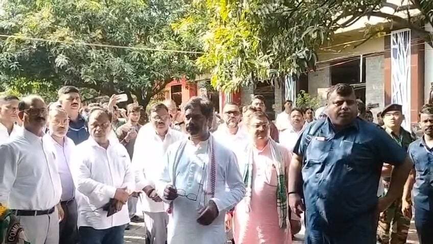 ब्रेकिंग न्यूज़ | गिरिडीह
CM हेमंत सोरेन पहुंचे गिरिडीह एयरपोर्ट, दिवंगत मंत्री सुदिव्य कुमार सोनू के श्राद्ध कार्यक्रम में होंगे शामिल।
मुख्यमंत्री हेमंत सोरेन दिवंगत सुदिव्य कुमार सोनू को श्रद्धांजलि अर्पित करेंगे और शोकाकुल परिजनों से मुलाकात करेंगे।
#HemantSoren #हेमंतसोरेन #Giridih #गिरिडीह #SudivyaKumarSonu #सुदिव्यकुमारसोनू #JharkhandNews #झारखंडन्यूज