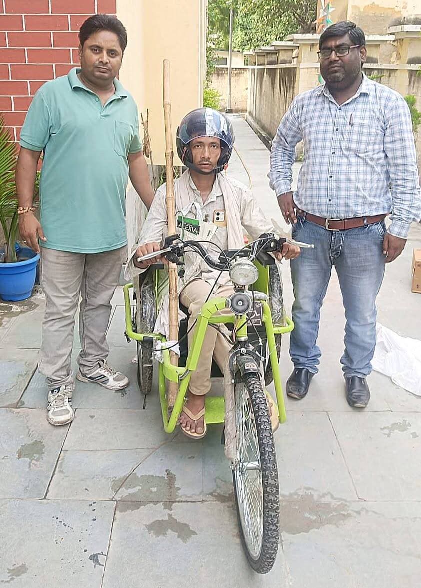 समाहरणालय बक्सर
(जिला जन संपर्क कार्यालय)
प्रेस विज्ञप्ति:- दिनांक 17 सितम्बर 2026
जिला प्रशासन बक्सर एवं समाज कल्याण विभाग के दिशा-निर्देशानुसार आज दिनांक 17 सितम्बर 2026 को बुनियाद केन्द्र, बक्सर में दिव्यांगजनों के कल्याण एवं सशक्तिकरण हेतु विशेष शिविर का आयोजन किया गया।
इस शिविर में सहायक निदेशक जिला दिव्यांगजन सशक्तिकरण कोषांग बक्सर, स्थानीय जनप्रतिनिधिगण, बुनियादी केन्द्र के जिला प्रबंधक तथा तकनीकी कर्मी मुख्य रूप से उपस्थित थे।
शिविर में जिले के विभिन्न क्षेत्रों से बड़ी संख्या में दिव्यांगजन शामिल हुए। जिसमें सहायक उपकरणों का भी वितरण किया गया। शिविर के दौरान मौके पर ही 03 दिव्यांगजनों को बैटरी चालित ट्राईसाइकिल तथा 02 दिव्यांगजनों को बैशाखी प्रदान कर लाभांवित किया गया।
योजनाओं की विस्तृत जानकारी सहायक निदेशक जिला दिव्यांगजन सशक्तिकरण कोषांग बक्सर द्वारा दिव्यांगजनों के सामाजिक व आर्थिक उत्थान हेतु संचालित विभिन्न कल्याणकारी योजनाओं की विस्तृत जानकारी दी गई।
सहायक निदेशक ने कहा कि राज्य सरकार एवं जिला प्रशासन दिव्यांगजनों को समाज की मुख्यधारा से जोड़ने तथा उन्हें आत्मनिर्भर बनाने के लिए पूरी तरह प्रतिबद्ध है। इस तरह के विशेष शिविरों का मुख्य उद्देश्य दिव्यांगजनों तक सरकारी योजनाओं का सीधा लाभ पहुंचाना है।
जिला जन संपर्क कार्यालय
बक्सर।
@top fans Information & Public Relations Department, Government of Bihar Samrat Choudhary CMO Bihar Buxar Administration Buxar Police जिला प्रशासन बक्सर #IPRDBihar #BuxarNews #buxarcity #buxarjila #bihar #buxar