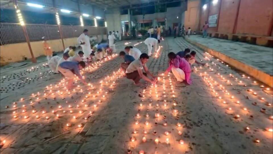 सासाराम में प्रधानमंत्री नरेंद्र मोदी के जन्मदिन के अवसर पर भाजपा कार्यकर्ताओं ने ‘एक दीया सेवा के नाम’ कार्यक्रम के तहत शिवघाट को करीब पांच हजार दीयों से रोशन किया। दीयों की जगमगाती रोशनी से पूरा शिवघाट प्रकाशमय हो उठा और माहौल उत्सवमय नजर आया।
#rohtasdistrict #sasaram #pmmodi #narendramodi