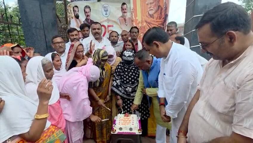 पीएम मोदी की जन्मदिन पर देशभर में भाजपा कार्यकर्ताओं में उत्साह का माहौल देखा जा रहा है। पीएम मोदी के जन्मदिन पर केक काटकर दीर्घायु होने की कामना की जा रही है। सासाराम में मुस्लिम महिलाओं ने भी केक काटकर पीएम मोदी का जन्मदिन मनाया और उनके द्वारा किए गए कार्यों की सराहना की। इस मौके पर चेनारी के पूर्व विधायक ललन पासवान भी मौजूद थे।