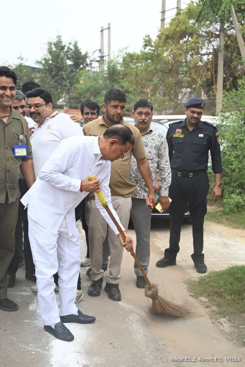 अद्वितीय हैं प्रधानमंत्री नरेंद्र मोदी के सार्वजनिक नेतृत्व के 25 वर्ष : राजेश नागर
पीएम नरेंद्र मोदी के जन्मदिन के उपलक्ष्य में एक महीने चलने वाले विभिन्न कार्यक्रमों की श्रृंखला आज से शुरू
फरीदाबाद।
Aonenews अरविन्द बक्शी
इस बार देश के प्रधानमंत्री नरेंद्र मोदी का जन्मदिन एक दिन नहीं बल्कि पूरे एक महीने मनाया जाएगा। इसके तहत अनेक प्रकार की गतिविधियां प्रारंभ की गई हैं। यह बात हरियाणा सरकार के मंत्री राजेश नागर ने आज पीएम नरेंद्र मोदी के जन्मदिन पर केक काटते हुए कही।
उन्होंने सेक्टर 82 में स्वच्छता का संदेश देने के लिए झाड़ू भी लगाया। इस अवसर पर स्थानीय निगम पार्षद और जनता भी मौजूद रही। उन्होंने बताया कि आज से पूरे क्षेत्र में स्वच्छता की ड्राइव शुरू की गई है जो पूरे महीने चलेगी। उद्देश्य है कि पीएम मोदी की स्वच्छ्ता का संदेश हर व्यक्ति तक पहुंचे। लोगों में भी सफाई के प्रति जागरूकता आए।
राजेश नागर ने बताया कि हमारे प्रधानमंत्री नरेंद्र मोदी के सार्वजनिक नेतृत्व के 25 वर्ष पूरे होने पर पूरे देश में पार्टी कार्यकर्ताओं, समर्थकों एवं देशवासियों में हर्ष की लहर है। उन्होंने 12 वर्ष गुजरात के मुख्यमंत्री के रूप में और 13 वर्ष देश के प्रधानमंत्री के रूप में जनसेवा का कीर्तिमान स्थापित किया है। उन्होंने न केवल देश में बल्कि विदेश में भी आदर्श नेतृत्व स्थापित किया है। नागर ने कहा कि मोदी राज में ऐसे जनहित के निर्णय लिए गए, जिनके बारे में चर्चा तक करने से लोग भागते थे। आज देश के अंदर और बाहर दोनों तरफ से मजबूत सुरक्षा व्यवस्था, आर्थिक तरक्की का तानाबाना और भविष्य की योजनाओं को लेकर ऐसे कदम बढ़ाए जा चुके हैं कि देश 2047 तक एक विकसित राष्ट्र बनेगा, इसमें कोई संदेह नहीं है।
मंत्री राजेश नागर ने सेक्टर 88 स्थित मदर्स प्राइड स्कूल में छोटे छोटे बच्चों के साथ भी पीएम मोदी के जन्मदिन का केक काटा और बच्चों को आदर्श नागरिक बनने की प्रेरणा दी। उन्होंने बसंतपुर स्थित साईं दृश्य ग्लोबल स्कूल में मेगा ब्लड डोनेशन एवं चिकित्सा जांच शिविर का भी उद्घाटन किया।
मंत्री राजेश नागर ने यहां भी लोगों को पीएम के जन्मदिन की शुभकामनाएं दीं और उन्हें अपनी सेहत का ख्याल रखने के लिए जागरूक किया। उन्होंने उपस्थित व्यक्तियों को सरकार की स्वास्थ्य योजनाओं की भी जानकारी दी।