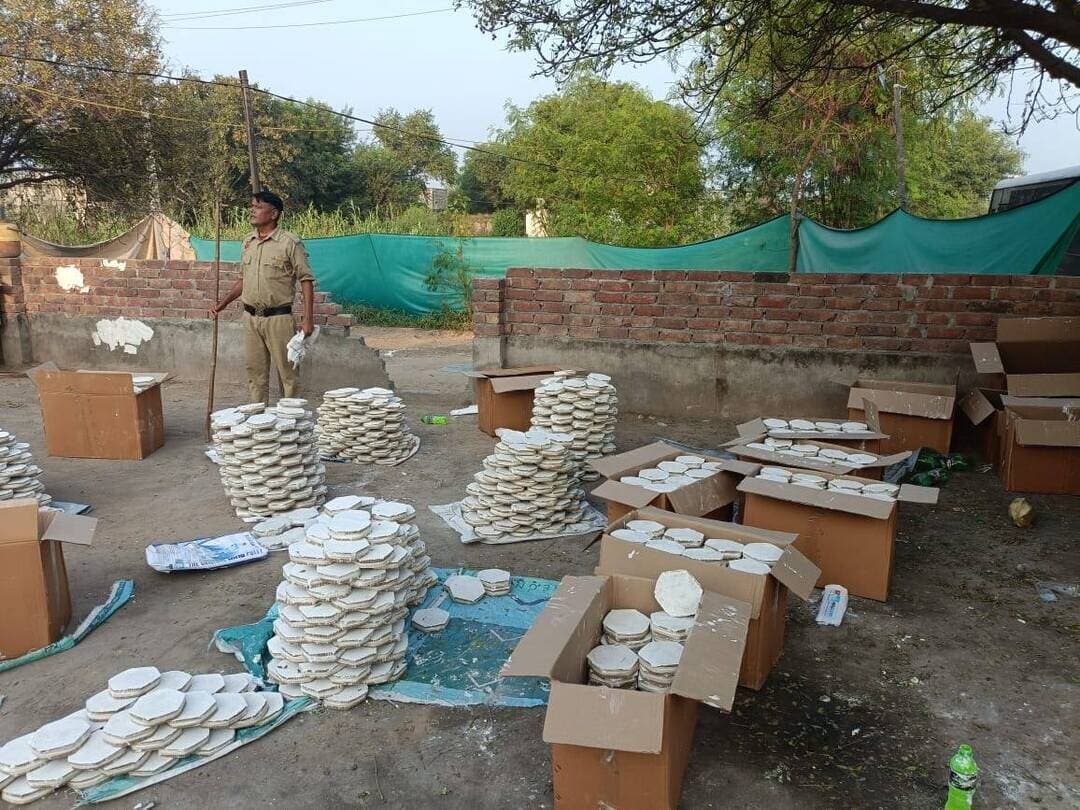 पलवल पुलिस की बड़ी कार्रवाई, गाँव घाघोट में अवैध रूप से पटाखे बनाने व पैक करने के एक बड़े नेटवर्क का भंडाफोड़।*
Aonenews अरविन्द बक्शी
भारी मात्रा में पटाखे बरामद, 360 पेटियों में 1 लाख 72 हजार से अधिक पटाखा माचिस जब्त।
*जिले में किसी भी प्रकार की अवैध गतिविधियों और बिना लाइसेंस के पटाखे बनाने या बेचने वालों के खिलाफ सख्त से सख्त कानूनी कार्रवाई अमल में लाई जाएगी-दीप्ति गर्ग, पुलिस अधीक्षक, पलवल।*
पलवल। जिला पुलिस कप्तान श्रीमती दीप्ति गर्ग, आईपीएस के दिशा-निर्देशानुसार पलवल पुलिस द्वारा अपराध एवं अवैध गतिविधियों पर अंकुश लगाने के तहत चलाए जा रहे अभियान के दौरान थाना चाँदहट क्षेत्र में एक बड़ी सफलता हासिल हुई है। पुलिस टीम ने गुप्त सूचना के आधार पर कार्रवाई करते हुए गाँव धाधोट में अवैध रूप से पटाखे (कलर माचिस) बनाने व पैक करने के एक बड़े नेटवर्क का भंडाफोड़ किया है।
थाना चाँदहट प्रभारी निरीक्षक श्री भगवान से प्राप्त जानकारी के अनुसार, थाना चाँदहट पुलिस की टीम क्षेत्र में गश्त व अपराध तलाश के दौरान कटेसरा गाँव के पास मौजूद थी। उसी समय मुखबिर खास से सूचना प्राप्त हुई कि गाँव घाघोट निवासी लियाकत, जहीर और सकुर, तीनों पुत्र फजरुदीन, बिना किसी लाइसेंस व परमिट के अपने-अपने मकानों में भारी मात्रा में अवैध पटाखे (छोटे पटाखे/कलर माचिस) बनाने व उन्हें पैक करने का काम कर रहे हैं।
सूचना की गंभीरता को देखते हुए पुलिस टीम ने तुरंत उच्च अधिकारियों को अवगत कराया और नियमानुसार ड्यूटी मजिस्ट्रेट श्री पंकज तिवारी, एसडीओ बिजली बोर्ड पलवल की उपस्थिति में बताए गए स्थानों पर छापेमारी की कार्रवाई की। पुलिस पार्टी को देखकर आरोपी मौके का फायदा उठाकर भागने में सफल रहे, जिनकी गिरफ्तारी के प्रयास लगातार जारी हैं।
ड्यूटी मजिस्ट्रेट की मौजूदगी में जब आरोपियों के कमरों की नियमानुसार तलाशी ली गई, तो मौके से निम्नलिखित अवैध सामग्री बरामद की गई:
* लियाकत के मकान से: 124 पेटी पटाखे
* जहीर के मकान से: 139 पेटी पटाखे
* सकुर के मकान से: 97 पेटी पटाखे
कुल बरामदगी: 360 पेटी (प्रत्येक पेटी में 48 बॉक्स और प्रत्येक बॉक्स में 10 माचिस), जिसमें कुल 17,280 बॉक्स और कुल 1,72,800 (1 लाख 72 हजार 800) पटाखा माचिस शामिल हैं। बरामद माल को कब्जे में लेकर नियमानुसार सील किया गया।
तीनों आरोपियों के खिलाफ थाना चाँदहट में विस्फोटक अधिनियम तथा भारतीय न्याय संहिता की सुसंगत धाराओं के तहत मामला दर्ज कर लिया गया है।
जिला पुलिस कप्तान दीप्ति गर्ग, आईपीएस ने स्पष्ट किया है कि जिले में किसी भी प्रकार की अवैध गतिविधियों और बिना लाइसेंस के पटाखे बनाने या बेचने वालों के खिलाफ सख्त से सख्त कानूनी कार्रवाई अमल में लाई जाएगी। मामले की आगामी जांच जारी है और फरार आरोपियों को जल्द ही गिरफ्तार कर लिया जाएगा।
