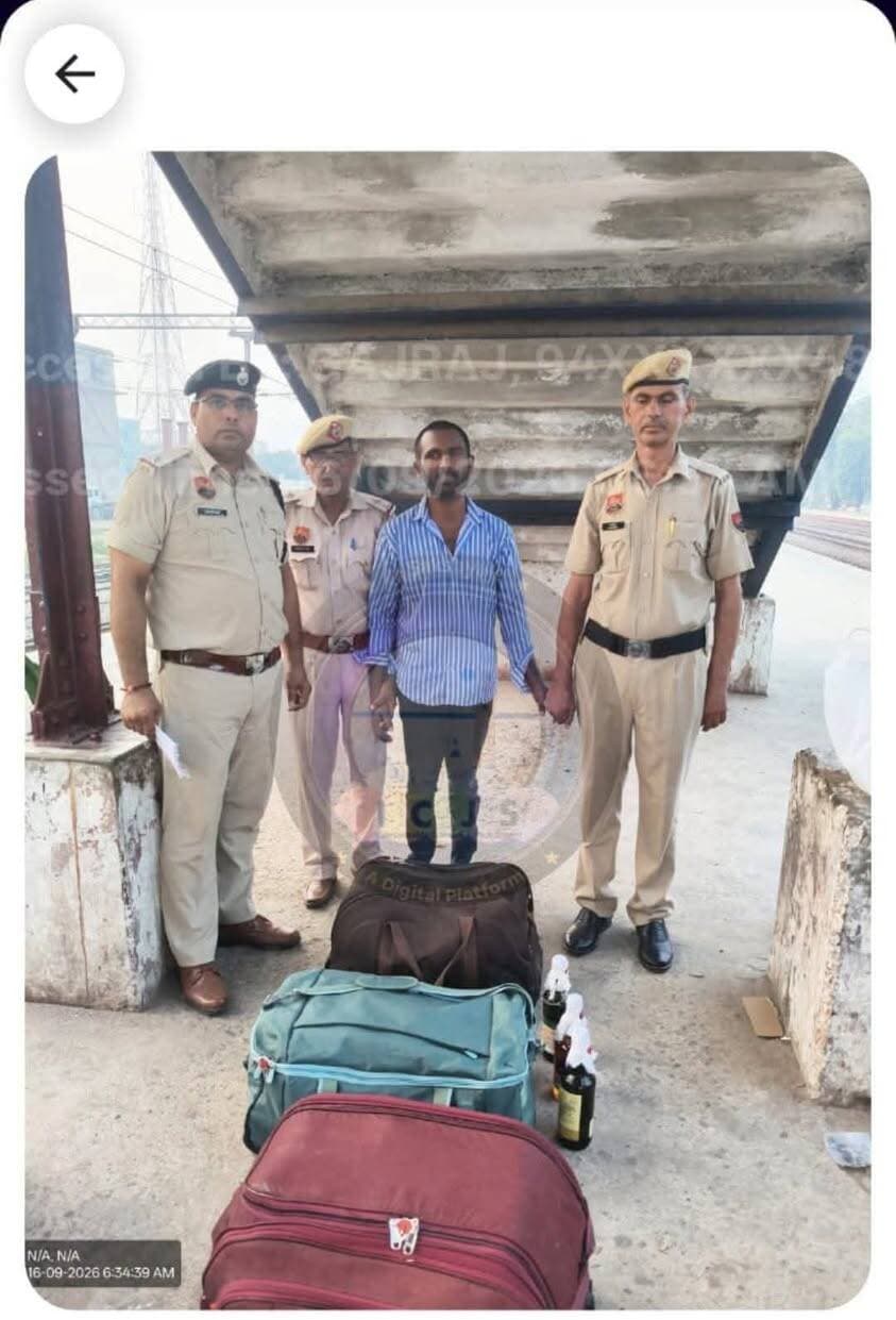 तेल बता कर तेलंगाना की रेल पकड़ने की फिराक में आए शराब तस्कर को जीआरपी बल्लबगढ ने दबोचा:एसीपी राजेश चेची
फरीदाबाद,17 सितम्बर।
Aonenews अरविन्द बक्शी
फरीदाबाद जीआरपी एसीपी राजेश चेची द्वारा बताया कि 16 सितंबर चेकिंग के दौरान रेलवे स्टेशन बल्लभगढ़ पर एक आरोपी जानू रजनीकांत वासी भूपाल नगर पेटी कुंडा तेलंगाना के कब्ज से 82 बोतल अंग्रेजी शराब तस्करी की नीयत से सिकंदराबाद ले जाने बारे गिरफ्तार किया गया है।
इस युवक के पास तीन बैग थे जिस ने प्रारंभिक पूछताछ पर बताया कि वो सरसों के तेल का व्यापारी है और तेल लेके जा रहा है। पर शक होने पर जब थैले चेक किए गाये तो उसमें अलग अलग तीन ब्रांड की 82 बोतल वाइन मिली। आरोपी को पेश अदालत करके बंद जुडिशल नीमका जेल कराया गया है।
विदित रहे कि इसी स्टेशन पर गत सप्ताह भी 50 किलो गांजा बरामद किया गया था।