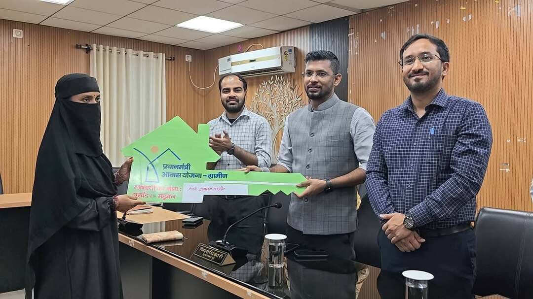 प्रधानमंत्री आवास योजना के लाभुकों को आवास की चाबी एवं द्वितीय किस्त का स्वीकृति पत्र वितरित
*VB-G RAM-G के तहत लाभुकों को जॉब कार्ड तथा 5 लाभुकों के बीच भूमि पर्चा का वितरण*
जिलाधिकारी, मुजफ्फरपुर श्री कुमार गौरव के द्वारा आज जिले में विभिन्न जनकल्याणकारी एवं आवासीय योजनाओं के लाभुकों के बीच लाभ का वितरण किया गया। इस अवसर पर प्रधानमंत्री आवास योजना-ग्रामीण के लाभुकों को नवनिर्मित आवास की चाबी प्रदान की गई। वहीं प्रधानमंत्री आवास योजना-शहरी के 07 लाभुकों को द्वितीय किस्त भुगतान हेतु स्वीकृति पत्र प्रदान किया गया।
कार्यक्रम के दौरान VB-G RAM-G योजना के तहत 10 लाभुकों को जॉब कार्ड भी वितरित किया गया। इसके अतिरिक्त 5 लाभुकों के बीच भूमि का पर्चा वितरित किया गया, जिससे उन्हें आवास निर्माण सहित अन्य योजनाओं का लाभ प्राप्त करने में सुविधा होगी।
जिलाधिकारी श्री कुमार गौरव ने लाभुकों को संबोधित करते हुए कहा कि सरकार की विभिन्न जनकल्याणकारी योजनाओं का उद्देश्य समाज के जरूरतमंद एवं वंचित परिवारों को मूलभूत सुविधाएं उपलब्ध कराकर उनके जीवन स्तर में सुधार लाना है। उन्होंने संबंधित अधिकारियों को निर्देश दिया कि पात्र लाभुकों को योजनाओं का लाभ पारदर्शी एवं समयबद्ध तरीके से उपलब्ध कराया जाए तथा किसी भी पात्र व्यक्ति को योजना के लाभ से वंचित नहीं रहने दिया जाए।
उन्होंने कहा कि पक्का आवास, रोजगार, भूमि एवं सामाजिक सुरक्षा से जुड़ी योजनाएं आमजन के जीवन में स्थायित्व एवं आत्मनिर्भरता लाने में महत्वपूर्ण भूमिका निभाती हैं। योजनाओं के क्रियान्वयन में पारदर्शिता, गुणवत्ता एवं समयबद्धता सुनिश्चित करना प्रशासन की प्राथमिकता है।
प्रधानमंत्री आवास योजना-ग्रामीण के तहत आवास पूर्ण करने वाले लाभुकों को चाबी सौंपे जाने से उनके अपने पक्के घर का सपना साकार हुआ। वहीं प्रधानमंत्री आवास योजना-शहरी के लाभुकों को द्वितीय किस्त की स्वीकृति मिलने से आवास निर्माण कार्य को आगे बढ़ाने में सहायता मिलेगी।
जिलाधिकारी ने अधिकारियों को निर्देश दिया कि आवास निर्माण से संबंधित योजनाओं की नियमित निगरानी की जाए तथा लाभुकों को आवश्यक सहयोग एवं मार्गदर्शन उपलब्ध कराया जाए। साथ ही जॉब कार्ड एवं भूमि पर्चा प्राप्त करने वाले लाभुकों को संबंधित योजनाओं से जोड़ते हुए उन्हें सरकारी योजनाओं का समुचित लाभ दिलाने की दिशा में आवश्यक कार्रवाई सुनिश्चित करने का निर्देश दिया।
कार्यक्रम के दौरान संबंधित विभागों के पदाधिकारी एवं कर्मी उपस्थित रहे। लाभुकों ने सरकार एवं जिला प्रशासन के प्रति आभार व्यक्त करते हुए योजनाओं से मिले लाभ को अपने परिवार के लिए महत्वपूर्ण बताया।
