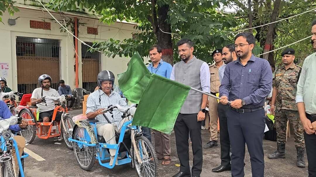 दिव्यांगजनों को आत्मनिर्भर बनाने की दिशा में महत्वपूर्ण पहल 10 दिव्यांग लाभुकों को बैट्री चालित ट्राइसाइकिल, अंतरजातीय एवं निःशक्तजन विवाह योजना के लाभुकों को ₹1-₹1 लाख का सावधि जमा प्रमाण पत्र तथा 5 लाभुकों को सामाजिक सुरक्षा पेंशन का स्वीकृति आदेश प्रदान
मुख्यमंत्री दिव्यांगजन सशक्तिकरण छत्र योजना ‘संबल’ के तहत आज समाहरणालय परिसर, मुजफ्फरपुर में जिलाधिकारी श्री कुमार गौरव द्वारा 10 चयनित एवं पात्र दिव्यांग लाभुकों के बीच बैट्री चालित ट्राइसाइकिल का वितरण किया गया।
इस अवसर पर जिलाधिकारी ने कहा कि दिव्यांगजनों को सरकारी योजनाओं का लाभ उपलब्ध कराकर उन्हें आत्मनिर्भर एवं सशक्त बनाना जिला प्रशासन की प्राथमिकताओं में शामिल है। बैट्री चालित ट्राइसाइकिल दिव्यांग लाभुकों के लिए आवागमन को सुगम बनाने के साथ-साथ उन्हें शिक्षा, रोजगार एवं स्वरोजगार के अवसरों से जुड़ने में भी सहायक होगी। इससे लाभुकों की गतिशीलता बढ़ेगी तथा वे अपने दैनिक कार्यों को अधिक स्वतंत्रता के साथ संपादित कर सकेंगे।
कार्यक्रम के दौरान जिलाधिकारी द्वारा मुख्यमंत्री निःशक्तजन विवाह प्रोत्साहन अनुदान योजना के एक लाभुक तथा मुख्यमंत्री अंतरजातीय विवाह प्रोत्साहन अनुदान योजना के एक लाभुक को ₹1-₹1 लाख की राशि का सावधि जमा प्रमाण पत्र (FD) प्रदान किया गया। इसके अतिरिक्त सामाजिक सुरक्षा योजना के तहत चयनित 5 लाभुकों को सामाजिक सुरक्षा पेंशन का स्वीकृति आदेश भी प्रदान किया गया।
जिलाधिकारी ने सभी लाभुकों को योजनाओं का लाभ प्राप्त होने पर बधाई एवं शुभकामनाएं दीं। उन्होंने कहा कि सरकार द्वारा समाज के कमजोर, वंचित एवं जरूरतमंद वर्गों के कल्याण एवं सामाजिक सुरक्षा के लिए विभिन्न योजनाएं संचालित की जा रही हैं। इन योजनाओं का लाभ वास्तविक पात्र लाभुकों तक पहुंचाना प्रशासन की जिम्मेदारी है।
उन्होंने सहायक निदेशक, सामाजिक सुरक्षा को निर्देश दिया कि विभाग द्वारा संचालित सभी कल्याणकारी एवं सामाजिक सुरक्षा योजनाओं के पात्र लाभुकों की पहचान एवं चयन की प्रक्रिया को प्रभावी ढंग से संचालित करते हुए उन्हें निर्धारित प्रावधानों के अनुरूप योजनाओं का लाभ उपलब्ध कराना सुनिश्चित करें। उन्होंने यह भी निर्देश दिया कि पात्र लाभुक किसी भी योजना के लाभ से वंचित न रहें तथा योजनाओं के क्रियान्वयन में पारदर्शिता एवं संवेदनशीलता का विशेष ध्यान रखा जाए।
बैट्री चालित ट्राइसाइकिल प्राप्त करने वाले दिव्यांग लाभुकों ने जिला प्रशासन के प्रति आभार व्यक्त करते हुए कहा कि इस सुविधा से उनके आवागमन में काफी सहूलियत होगी तथा वे शिक्षा, रोजगार एवं अन्य आवश्यक कार्यों के लिए अधिक स्वतंत्र रूप से आवागमन कर सकेंगे।
कार्यक्रम में उप विकास आयुक्त, नगर आयुक्त, अनुमंडल पदाधिकारी पूर्वी, सहायक निदेशक, सामाजिक सुरक्षा सहित अन्य पदाधिकारी उपस्थित थे।