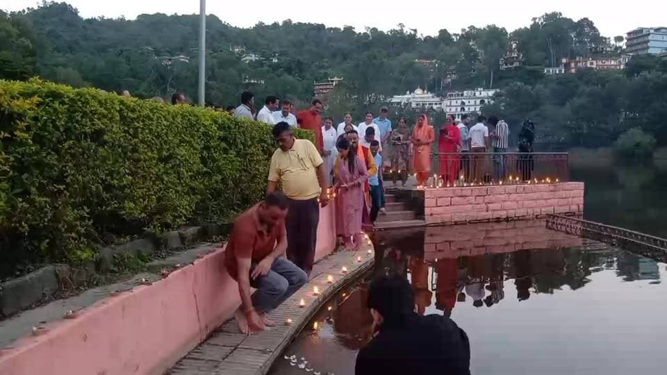 रिवालसर लाइव 🔴 प्रधानमंत्री के जन्मदिवस पर ‘एक दीया आशीर्वाद का’ कार्यक्रम, रिवालसर में बल्ह के विधायक इंदर सिंह गांधी और भाजपा कार्यकर्ताओं ने जलाए दीये .......
