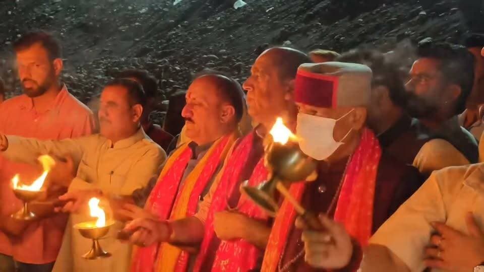 पांवटा साहिब के यमुना घाट पर मां यमुना की आरती में शामिल हुए पूर्व सीएम जयराम ठाकुर सुखराम चौधरी और बलदेव तोमर..