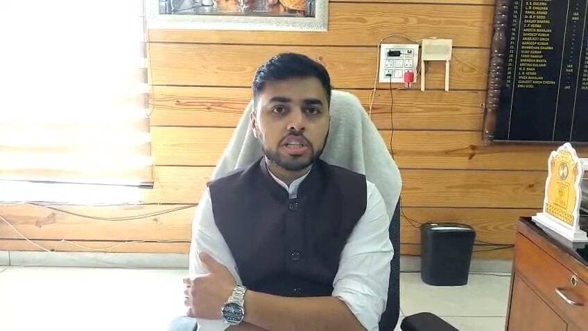 राज्य स्तरीय यमुना शरद् महोत्सव की तैयारी को लेकर एसडीएम द्विज गोयल की अध्यक्षता में बैठक
========
पांवटा साहिब,17 सितम्बर-उपमंडलाधिकारी कार्यालय पांवटा साहिब के सभागार में आज एसडीएम द्विज गोयल की अध्यक्षता में राज्य स्तरीय यमुना शरद् महोत्सव-2026 के सफल आयोजन को लेकर बैठक आयोजित की गई।
बैठक के दौरान एसडीएम द्विज गोयल ने बताया कि इस वर्ष राज्य स्तरीय यमुना शरद् महोत्सव का आयोजन 23 से 25 अक्तूबर, 2026 तक पांवटा साहिब में भव्य एवं पारंपरिक स्वरूप में किया जाएगा।
उन्होंने बताया कि महोत्सव की तैयारियों को लेकर विभिन्न विभागों के अधिकारियों तथा स्थानीय गणमान्य व्यक्तियों के साथ विस्तृत चर्चा की गई। आयोजन को सुव्यवस्थित एवं सफल बनाने के उद्देश्य से विभिन्न समितियों का गठन किया गया तथा संबंधित अधिकारियों को आवश्यक जिम्मेदारियां सौंपी गईं।
एसडीएम ने कहा कि महोत्सव में प्रदेश एवं देश के ख्यातिप्राप्त कलाकारों द्वारा सांस्कृतिक प्रस्तुतियां दी जाएंगी। इसके अतिरिक्त खेलकूद प्रतियोगिताएं भी महोत्सव का प्रमुख आकर्षण रहेंगी। उन्होंने बताया कि विभिन्न विभागों द्वारा विकासात्मक योजनाओं एवं उपलब्धियों से संबंधित प्रदर्शनियां भी लगाई जाएंगी।
उन्होंने बताया कि महोत्सव में स्वयं सहायता समूहों की महिलाओं को अपने स्थानीय उत्पादों की प्रदर्शनी एवं बिक्री के लिए विशेष स्टॉल उपलब्ध कराए जाएंगे, ताकि उन्हें अपने उत्पादों के विपणन का बेहतर मंच मिल सके।
द्विज गोयल ने बताया कि राज्य स्तरीय यमुना शरद् महोत्सव-2026 को यादगार बनाने के लिए स्मारिका भी प्रकाशित की जाएगी, जिसमें महोत्सव से जुड़ी महत्वपूर्ण जानकारियां, सांस्कृतिक विरासत तथा स्थानीय विशेषताओं को स्थान दिया जाएगा।
उन्होंने सभी विभागों, सामाजिक संगठनों एवं स्थानीय नागरिकों से महोत्सव के सफल आयोजन में सक्रिय सहयोग देने का आह्वान किया। इस अवसर पर नगर परिषद की चेयरपर्सन निर्मल कौर व उपाध्यक्ष इंद्रजीत सिंह मीक्का, अधिशाषी अभियंता लोक निर्माण विभाग सूर्यकांत सेमवाल, तहसीलदार मस्त राम शर्मा, ईओ कंचन बाला, सीडीपीओ संतोष गुप्ता, ई.आई. उद्योग काका राम शर्मा सहित विभिन्न विभागों के अधिकारी एवं कर्मचारी मौजूद रहे।