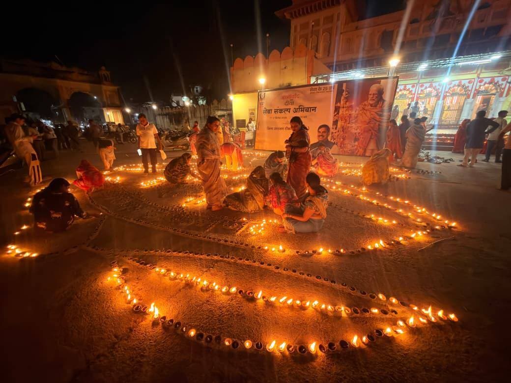 सेवा संकल्प अभियान अंतर्गत आज नगर पालिका परिषद टीकमगढ़ अंतर्गत नजरबाग परिसर तथा संजीवनी क्लीनिक सहित विभिन्न स्थलों पर आशीर्वाद का दिया समारोह अंतर्गत दीप प्रज्ज्वलन किया गया।
#SevaSankalpAbhiyan
#सेवा_संकल्प_अभियान
#AshirwadKaDiya
#JansamparkMP
#tikamgarh