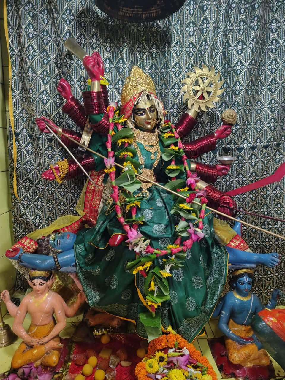 दिनांक:-17.09.2026
दिन: गुरुवार
माँ जगत जननी, माँ बगलामुखी के दरबार से, रात्रि श्रृंगार का दर्शन करें।
माँ की कृपा हमेशा हम सभी पर बनी रहे।
ॐ ह्लीं बगलामुखी सर्व दुष्टानां वाचं मुखं पदं स्तम्भय जिह्वां कीलयं बुद्धिं विनाशय ह्रीं ॐ स्वाहा। 🙏🚩
माँ बगलामुखी पीताम्बरी सिद्धि पीठ मुजफ्फरपुर बिहार।