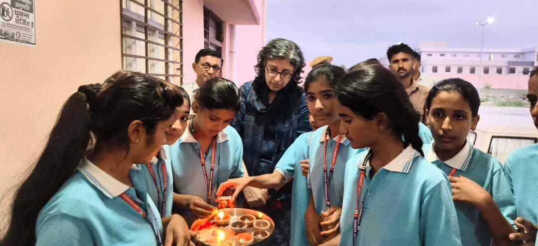 पश्चिमी सरहद पर आर्शीवाद का दीया
बालिकाओं का उत्साहवर्धन,जिला कलक्टर पहुंची अभे का पार*
बाड़मेर
जिला कलक्टर चिन्मयी गोपाल ने गुरुवार शाम को सरहदी इलाके में स्थित राजकीय अल्पसंख्यक बालिका आवासीय विद्यालय अभे का पार बालिकाओं का उत्साहवर्धन करने के साथ विकसित भारत- जन अभियान के तहत आर्शीवाद का दीया प्रज्ज्वलित किया l
जिला कलक्टर चिन्मयी गोपाल ,मुख्य कार्यकारी अधिकारी रवि कुमार,बायतु उपखंड अधिकारी केशव मीणा समेत विभिन्न विभागीय अधिकारियों ने राजकीय अल्पसंख्यक बालिका आवासीय विद्यालय अभे का पार का निरीक्षण किया l उन्होंने बालिकाओं के साथ आशीर्वाद का दीप प्रज्वलित कर उन्हें शुभकामनाएँ दीं। जिला
कलक्टर ने आवासीय विद्यालय का बारीकी से मुआयना किया। उन्होंने कमरों, रसोईघर, शौचालय, अध्ययन कक्ष और अन्य मूलभूत सुविधाओं की जांच की। सरहदी क्षेत्र होने के कारण सुरक्षा और सुविधाओं पर विशेष ध्यान देते हुए उन्होंने बालिकाओं से सीधे संवाद किया। बालिकाओं ने पढ़ाई, रहने की व्यवस्था और अन्य समस्याओं के बारे में जिला कलक्टर को बताया। इस अवसर पर जिला कलक्टर चिन्मयी गोपाल ने बालिकाओं का उत्साहवर्धन करते हुए कहा कि शिक्षा उनके उज्ज्वल भविष्य की सबसे बड़ी शक्ति है। उन्होंने विभागीय अधिकारियों को निर्देश दिए कि इन बालिकाओं को बेहतर सुरक्षा, सुविधाएँ और अध्ययन का अनुकूल माहौल उपलब्ध कराया जाए। उन्होंने कहा कि विकसित भारत-जन अभियान की भावना के अनुरूप दूरस्थ और सरहदी क्षेत्रों तक विकास एवं कल्याणकारी योजनाओं का लाभ प्रभावी रूप से पहुंचाना प्रशासन की प्राथमिकता है। विशेषकर बालिकाओं की शिक्षा और सुरक्षा के लिए आवश्यक व्यवस्थाओं को मजबूत किया जाना जरूरी है।
जिला कलक्टर के इस निरीक्षण से सरहदी क्षेत्र की अल्पसंख्यक बालिकाओं में उत्साह और विश्वास का संचार हुआ। आशीर्वाद के दीप प्रज्वलन के दौरान उत्साहपूर्ण वातावरण रहा। इस दौरान रामसर तहसीलदार तन सिंह, विकास अधिकारी विक्रम जांगिड़,नायब तहसीलदार नत्था राम,अल्पसंख्यक कल्याण अधिकारी अमीन खान समेत विभिन्न विभागीय अधिकारी एवं कार्मिक उपस्थित रहे l