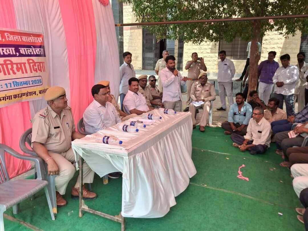 बालोतरा पुलिस द्वारा वाहन चालकों को सम्मान एवं गरिमा का संदेश,सुरक्षित यातायात के लिए किया जागरूक।
यातायात नियमों की जानकारी देकर पुलिस प्रशासन ने हरसंभव सहयोग का दिया आश्वासन।
वाहन चालकों को दिलाई शपथ।
Balotra Police Barmer Police