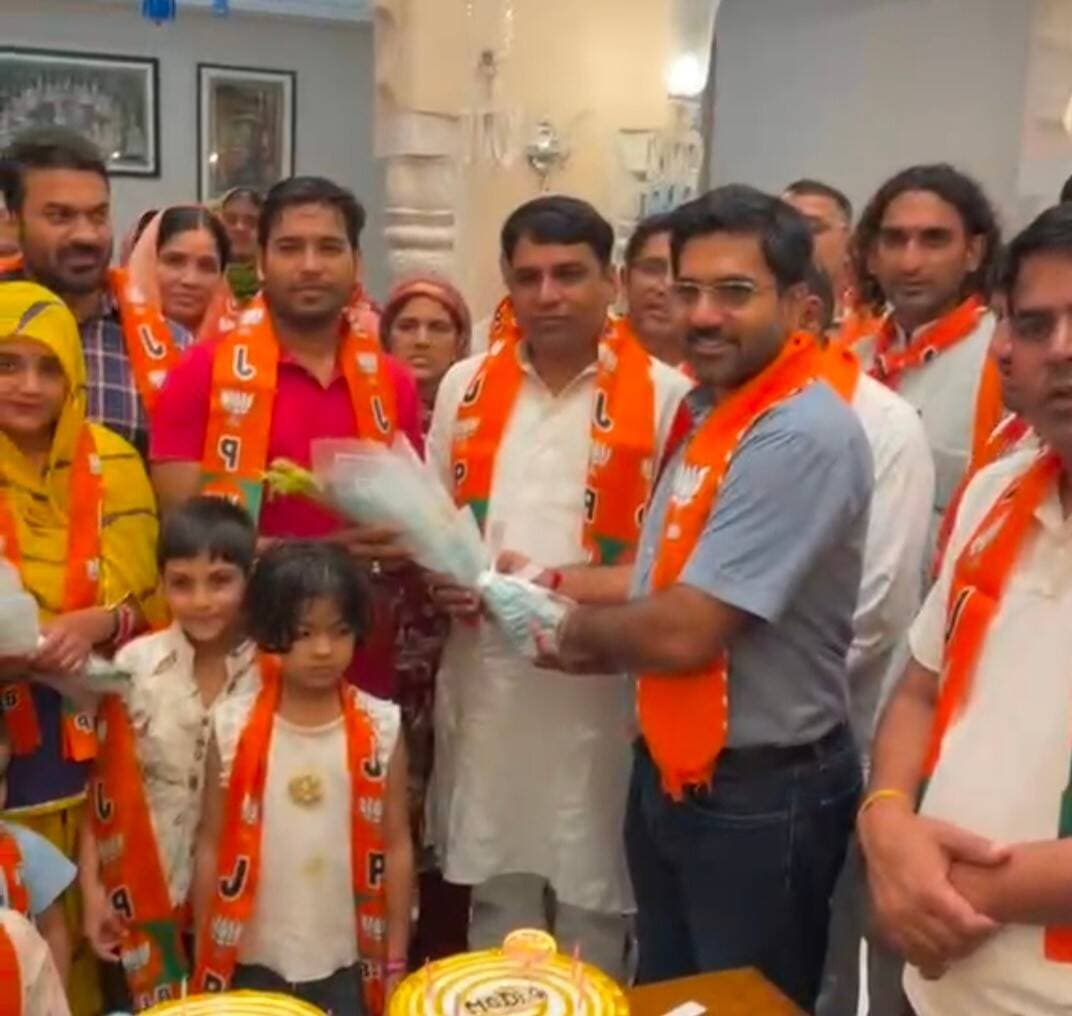 बहरोड नगर परिषद से निर्दलीय प्रत्याशी के रूप में सभापति का नामांकन करने वाले वार्ड नंबर 42 पार्षद निधि यादव के पति ओम यादव दिखे भाजपा नेताओ व भाजपा प्रत्याशी कमल यादव के साथ में