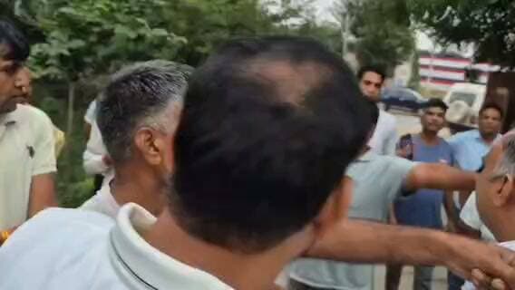 मांढ़ण नगर पालिका में तहसील परिसर में शपथ लेने पहुंचे नवनिर्वाचित पार्षदों को रोके जाने पर भारी हंगामा और तीखी नोकझोंक हुई। कांग्रेस नेता संजय यादव ने भाजपा सरकार पर प्रशासनिक तंत्र और पुलिस के दुरुपयोग का आरोप लगाते हुए कहा कि पालिका में कांग्रेस का बोर्ड बनता देख सरकार बौखला गई है और जनता के जनादेश का अपमान कर रही है। उन्होंने प्रशासन की इस कार्रवाई के खिलाफ कड़ा विरोध दर्ज कराने की चेतावनी दी।
#mandhansamachar