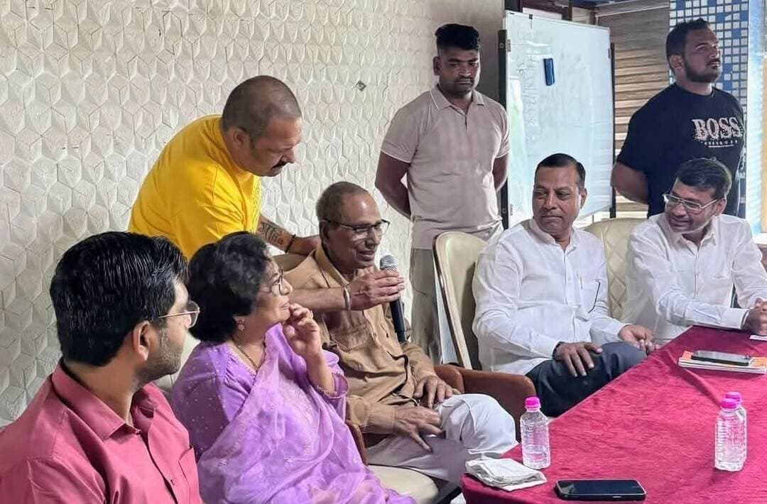 नगरीय निकाय चुनाव-2026 में नवनिर्वाचित पार्षदगणों को बहरोड़ विधायक डॉ जसवंत सिंह यादव और चुनाव प्रभारी व पूर्व विधायक बनवारीलाल सिंघल ने जीत की हार्दिक बधाई दी...