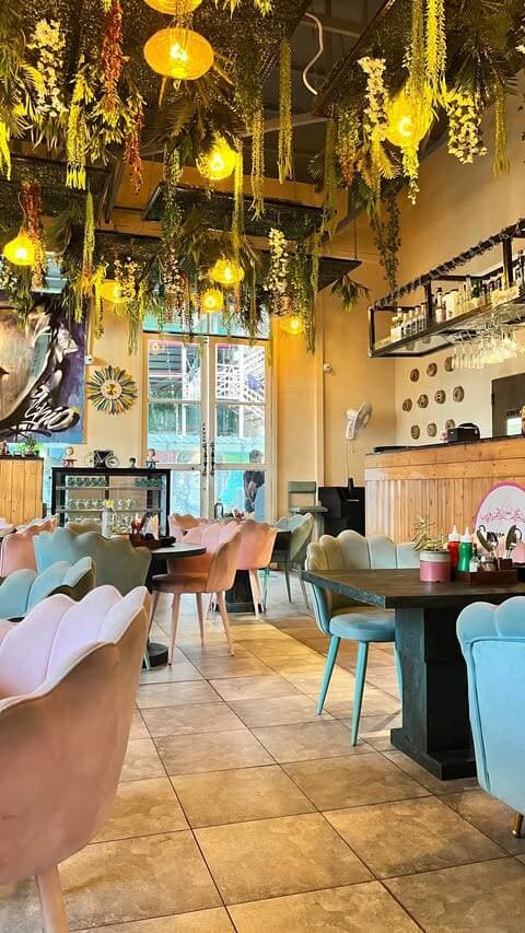 Beautiful Cafe In Dehradun❤️
Just 800metre away from DIT University
@pennedpie
Share with your friends
#dehradun #dehradundiaries #reelsinstagram #trending #reelitfeelit #foodreels #streetfood #foodie #foodgram #dehradoon #foodblogger #cafes #restaurant